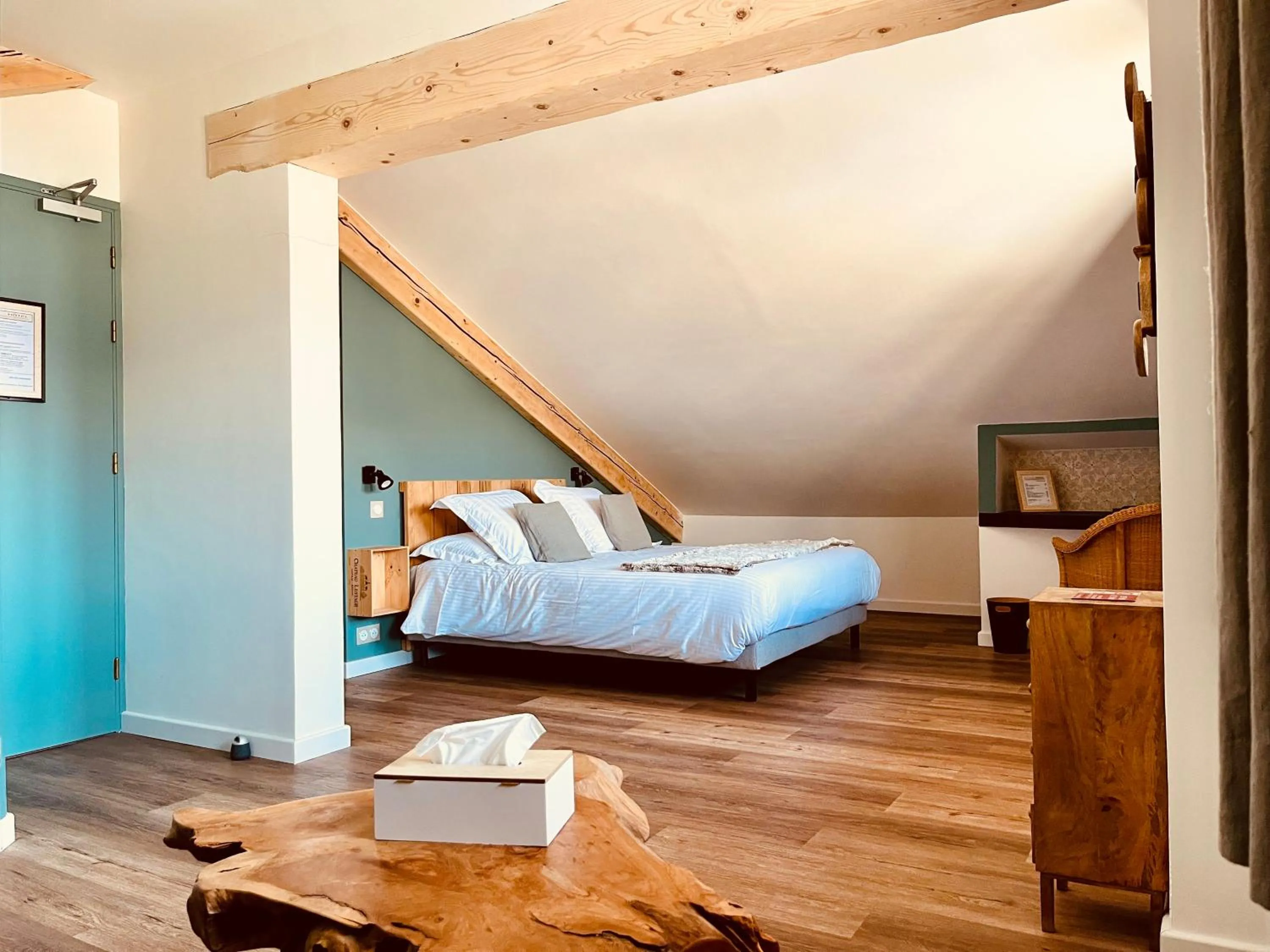 Photo of the whole room, Bed in Hôtel les Chaumettes