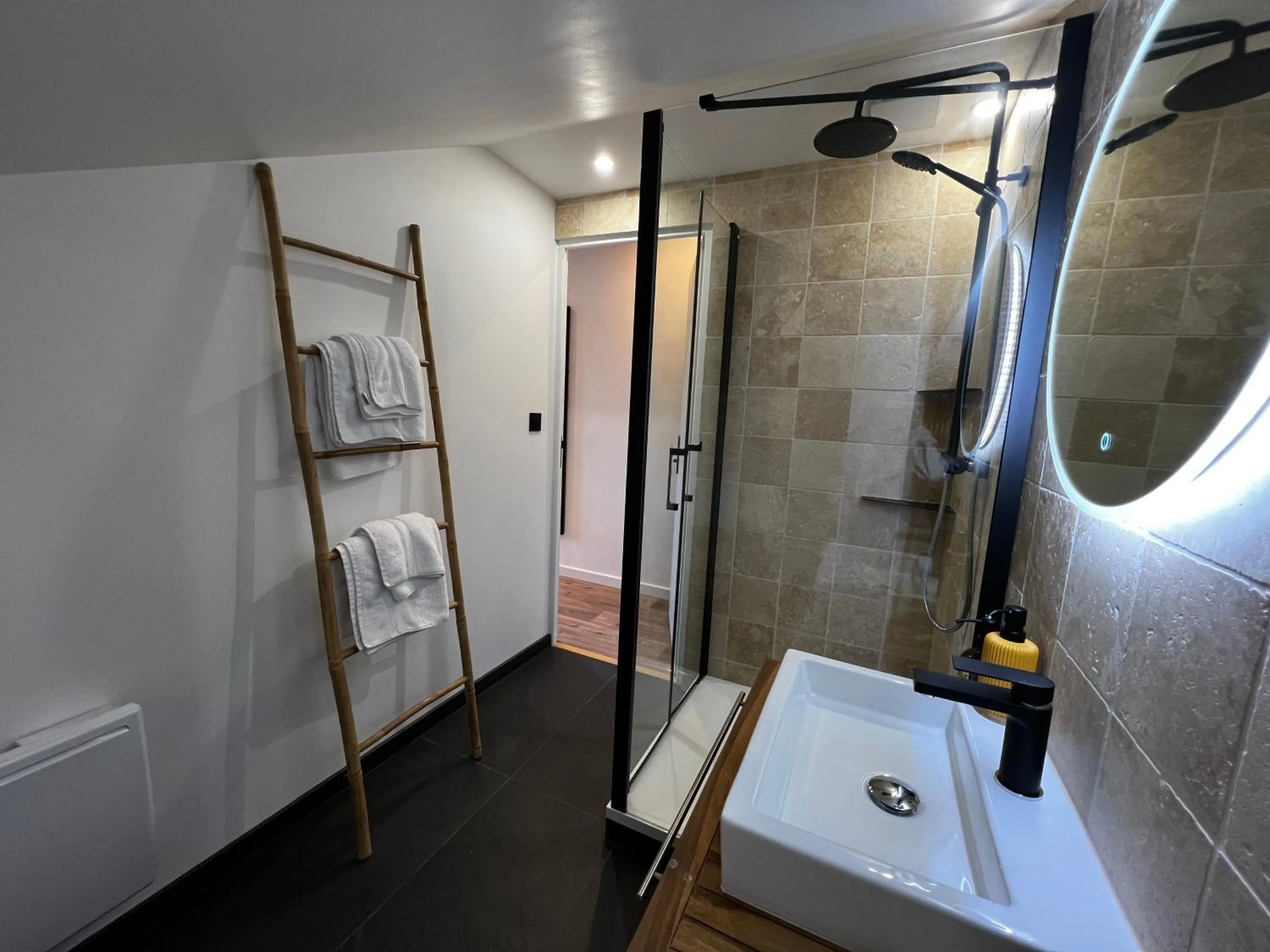 Bathroom in Hôtel les Chaumettes