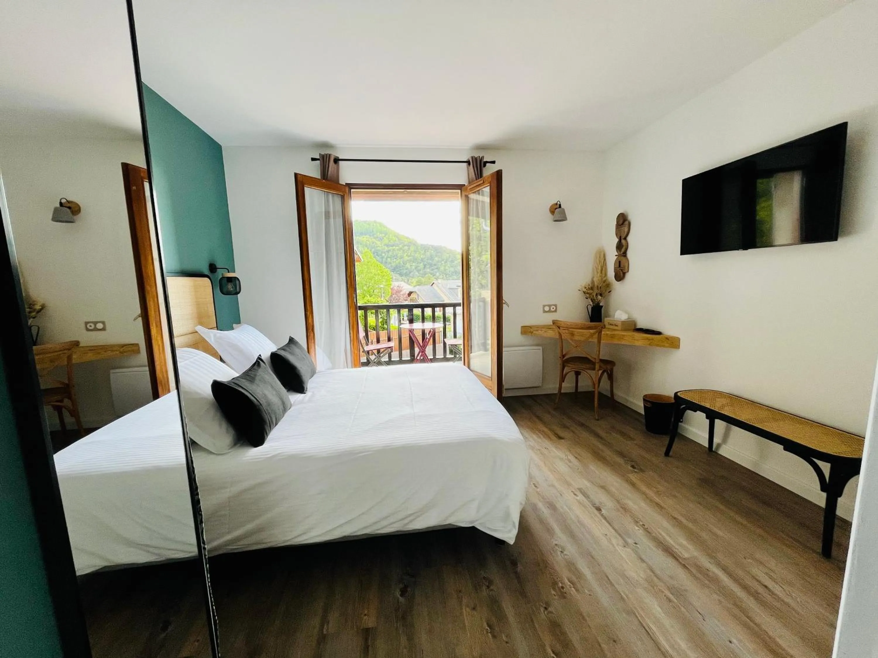 TV and multimedia, Bed in Hôtel les Chaumettes