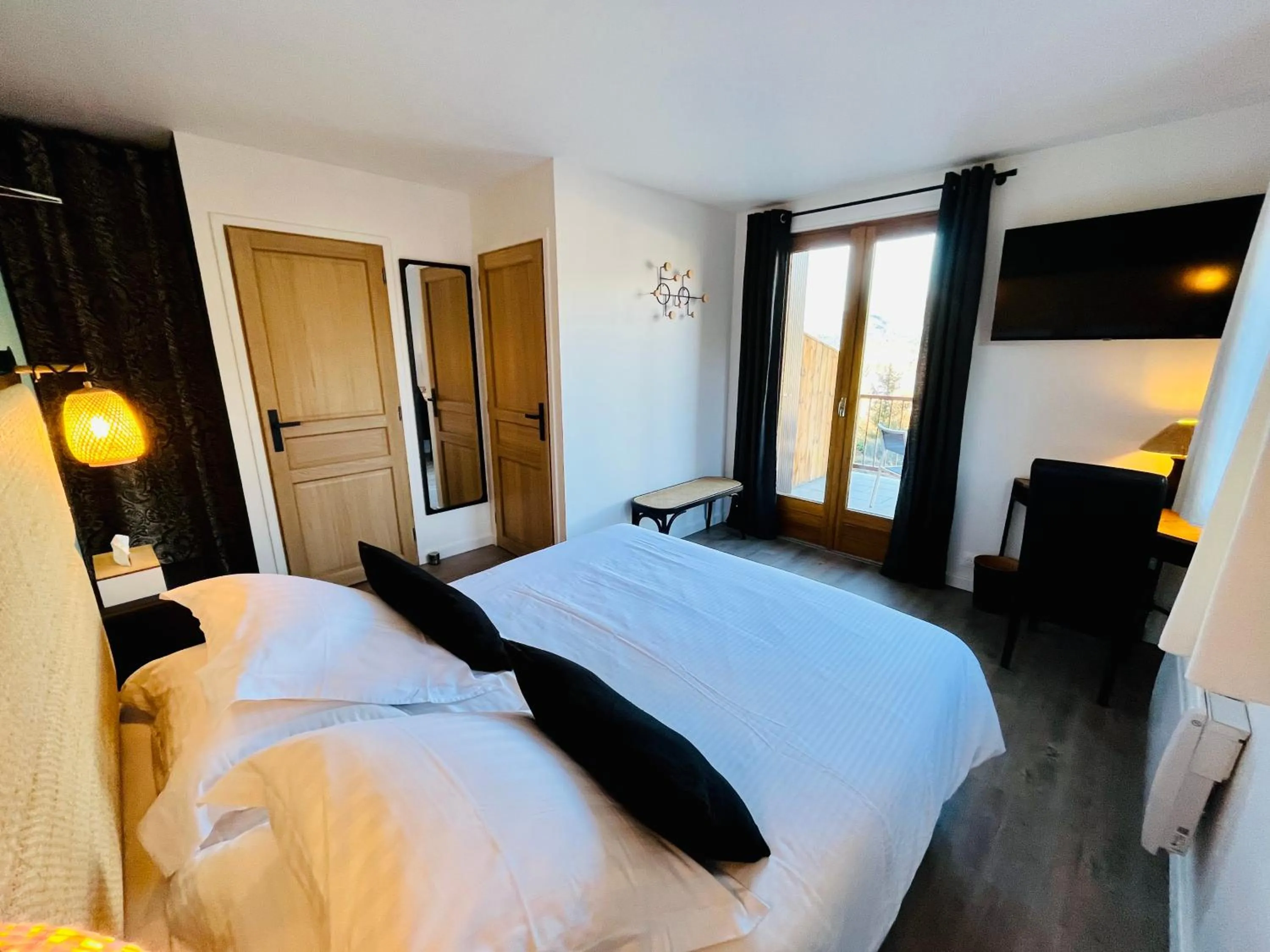 TV and multimedia, Bed in Hôtel les Chaumettes