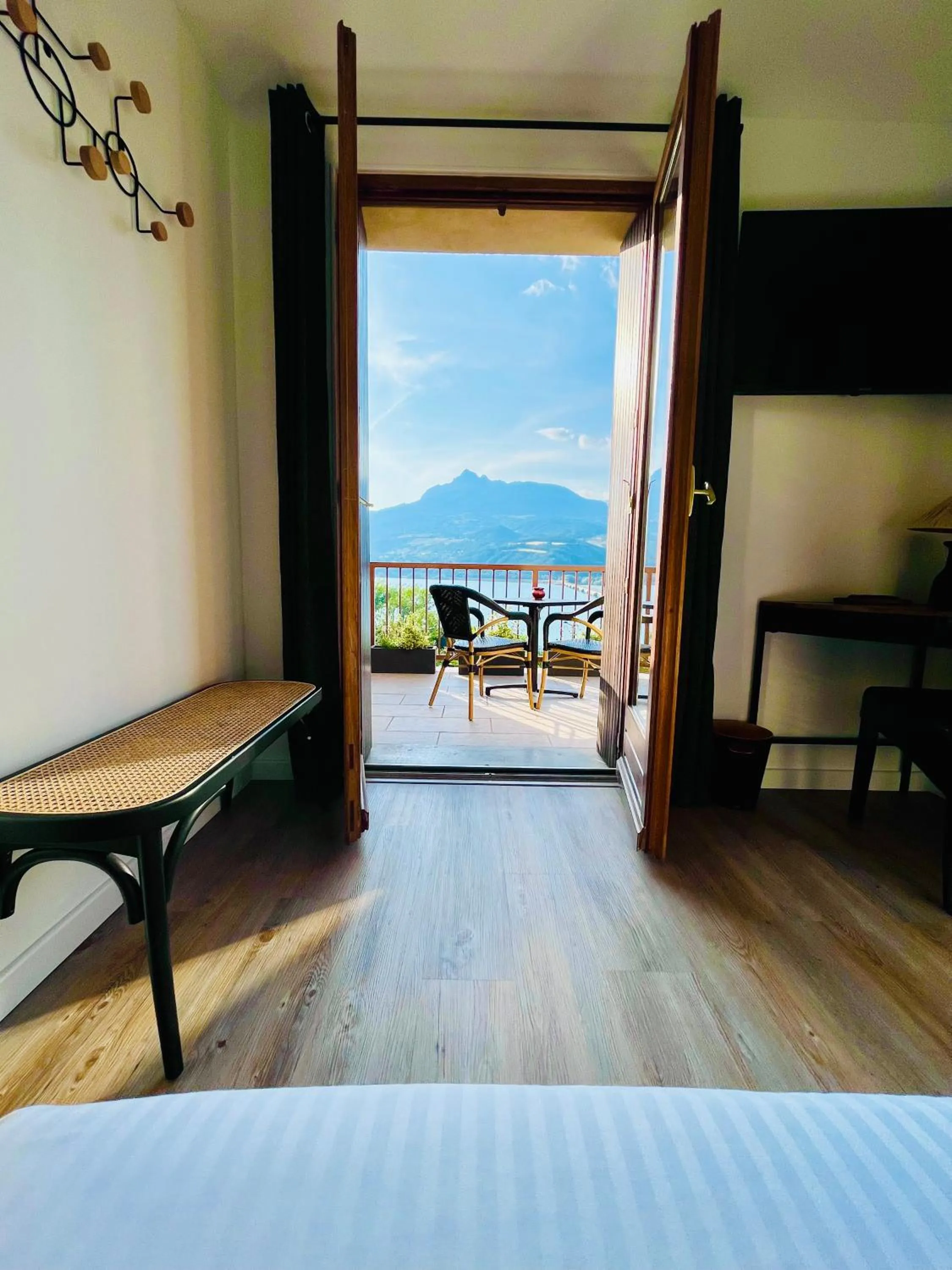 Natural landscape, Bed in Hôtel les Chaumettes