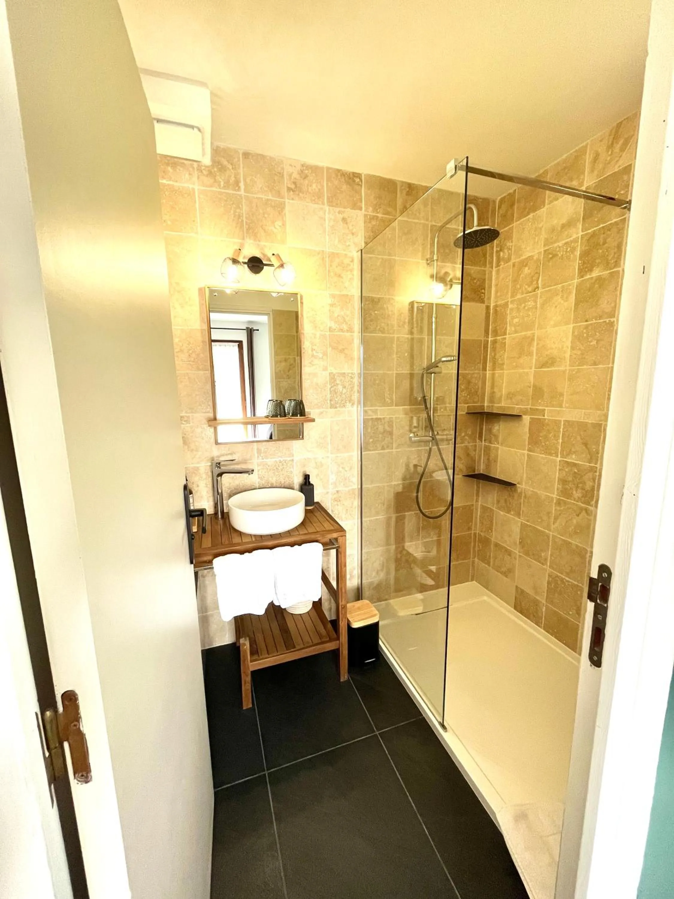 Bathroom in Hôtel les Chaumettes