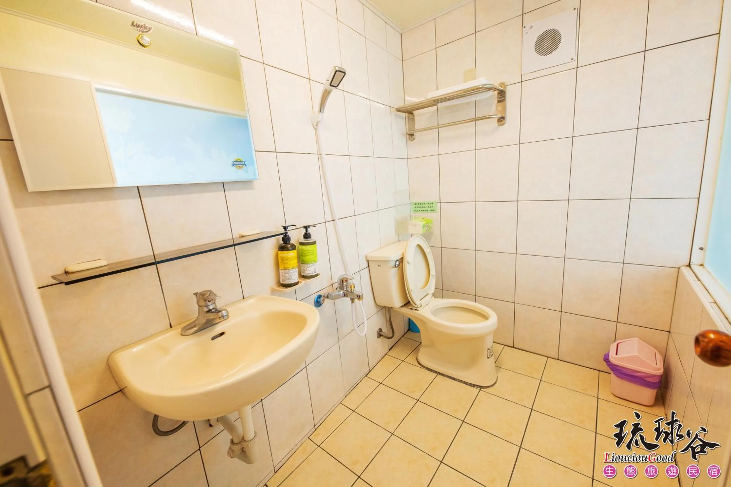 Shower in Liouciou Good Homestay