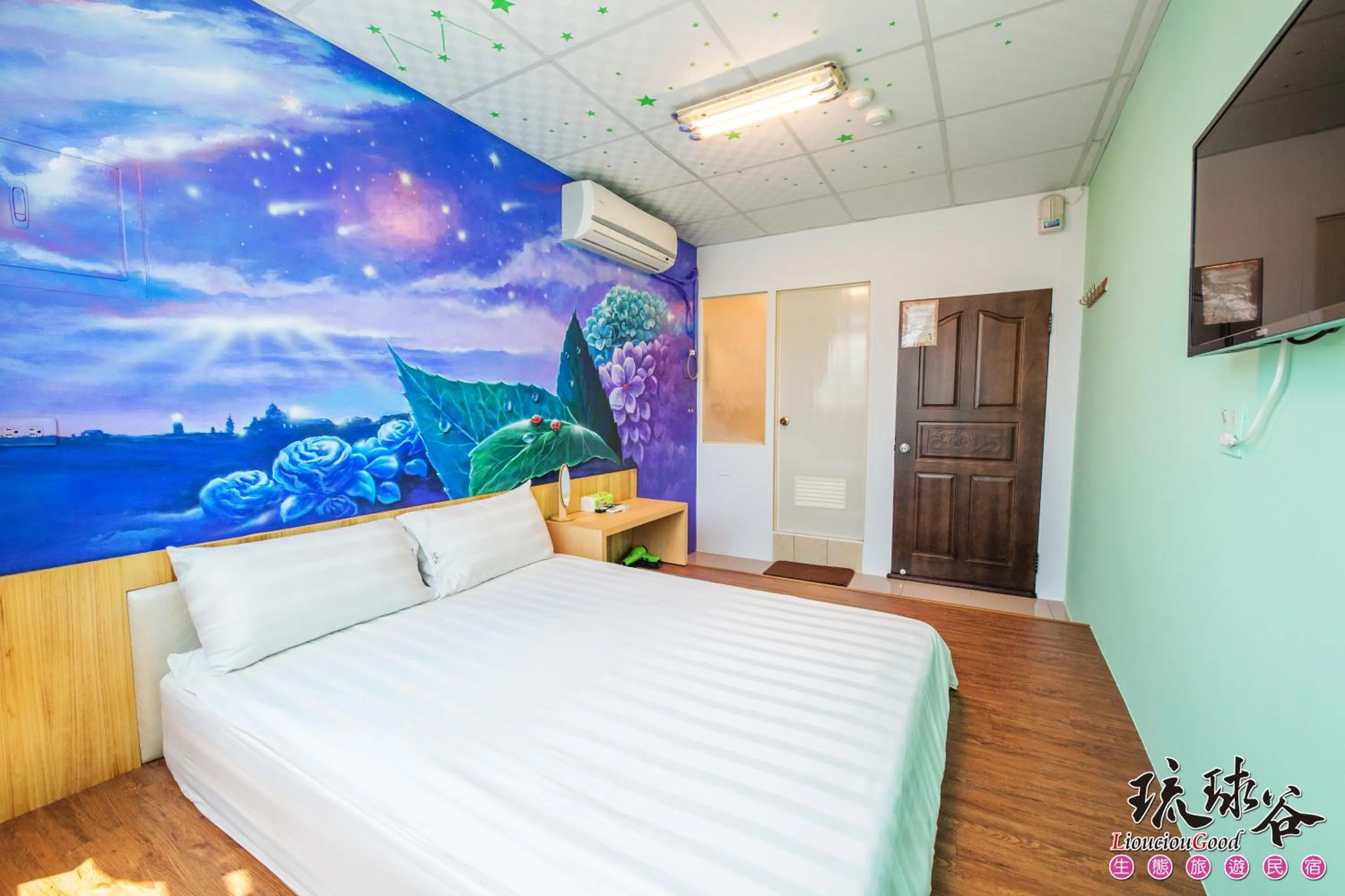 Shower, Bed in Liouciou Good Homestay