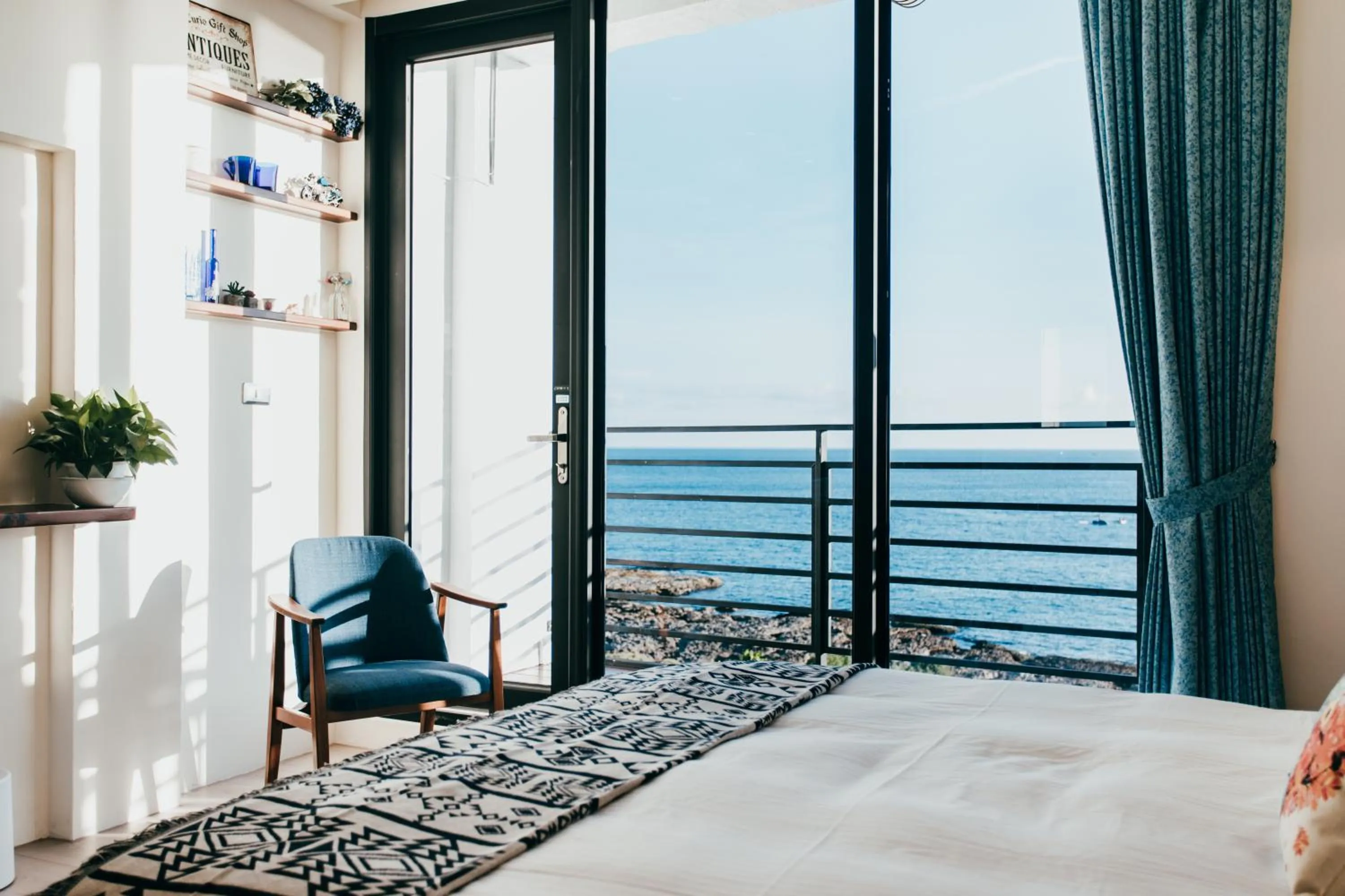 Balcony/Terrace, Bed in Chuanfanrock Haku Beach Days Inn