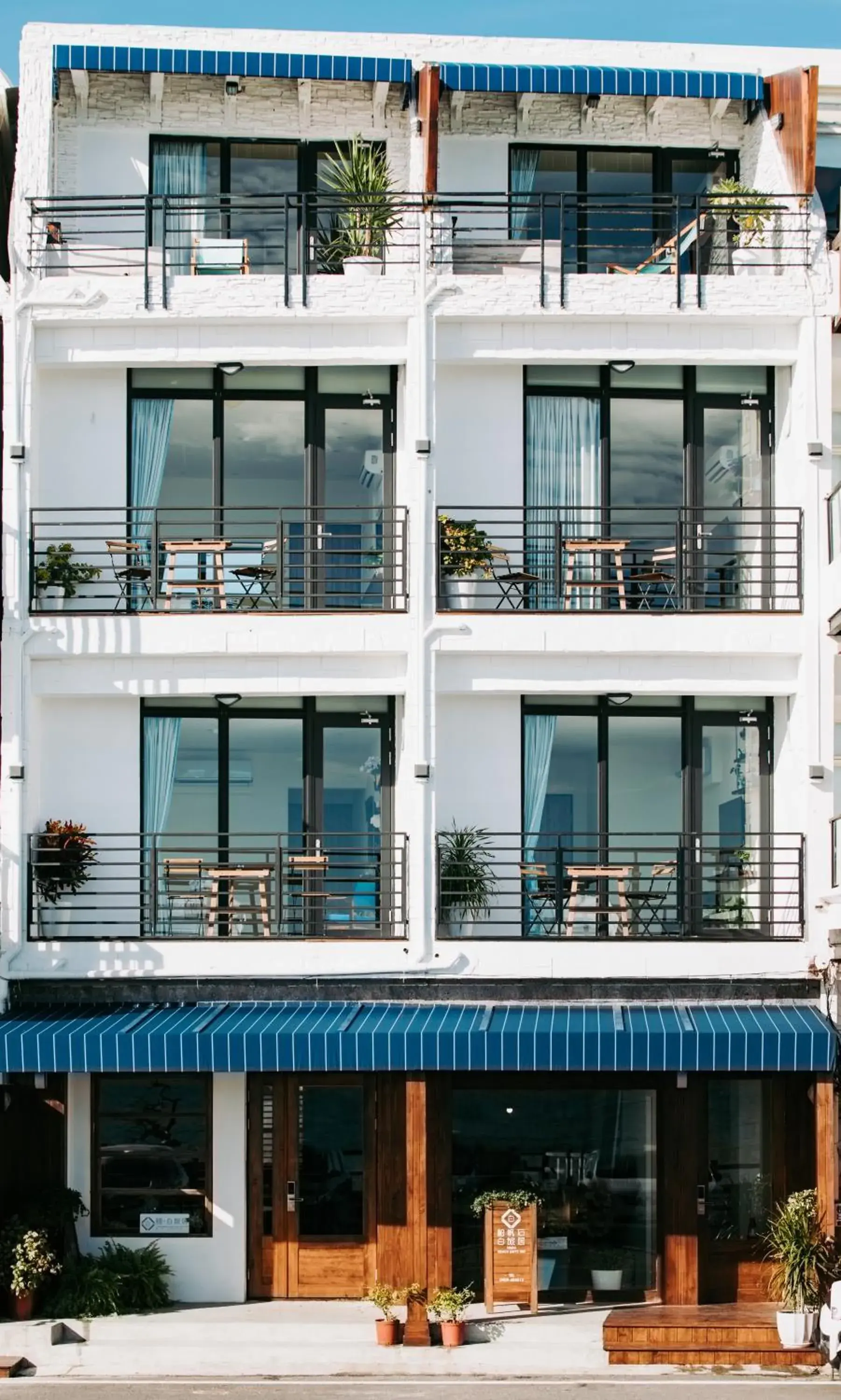 Property building in Chuanfanrock Haku Beach Days Inn Property building in Chuanfanrock Haku Beach Days Inn