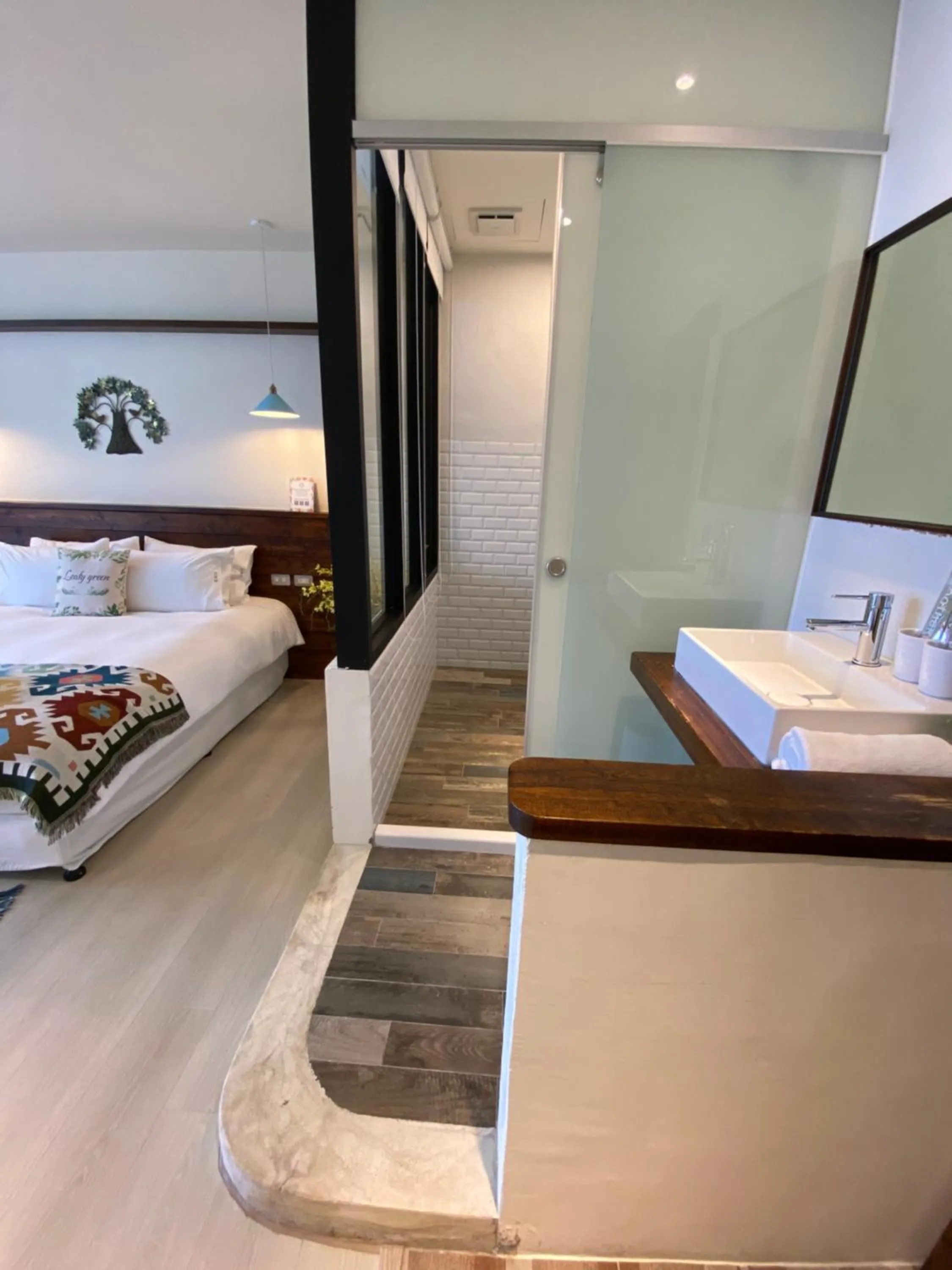 Bathroom, Bed in Chuanfanrock Haku Beach Days Inn