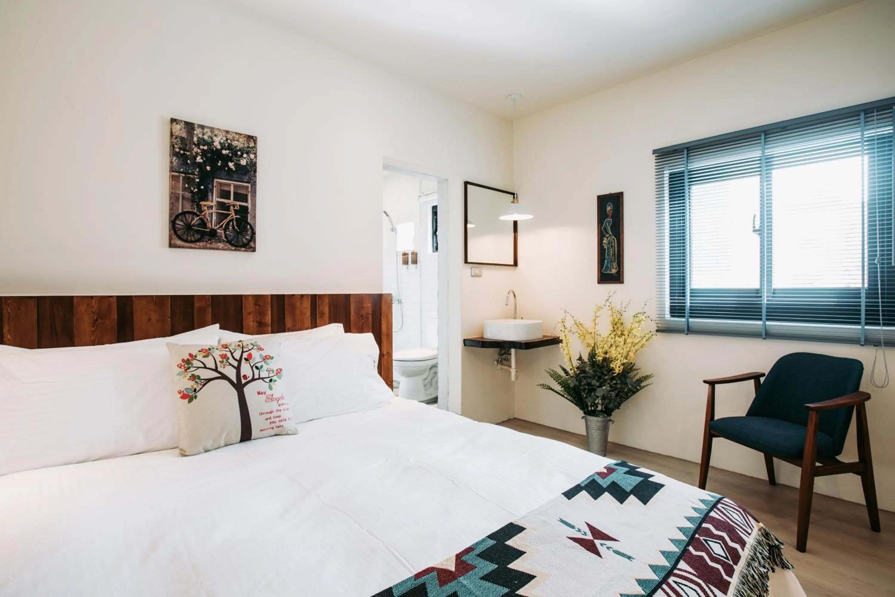 Quiet street view, Bed in Chuanfanrock Haku Beach Days Inn