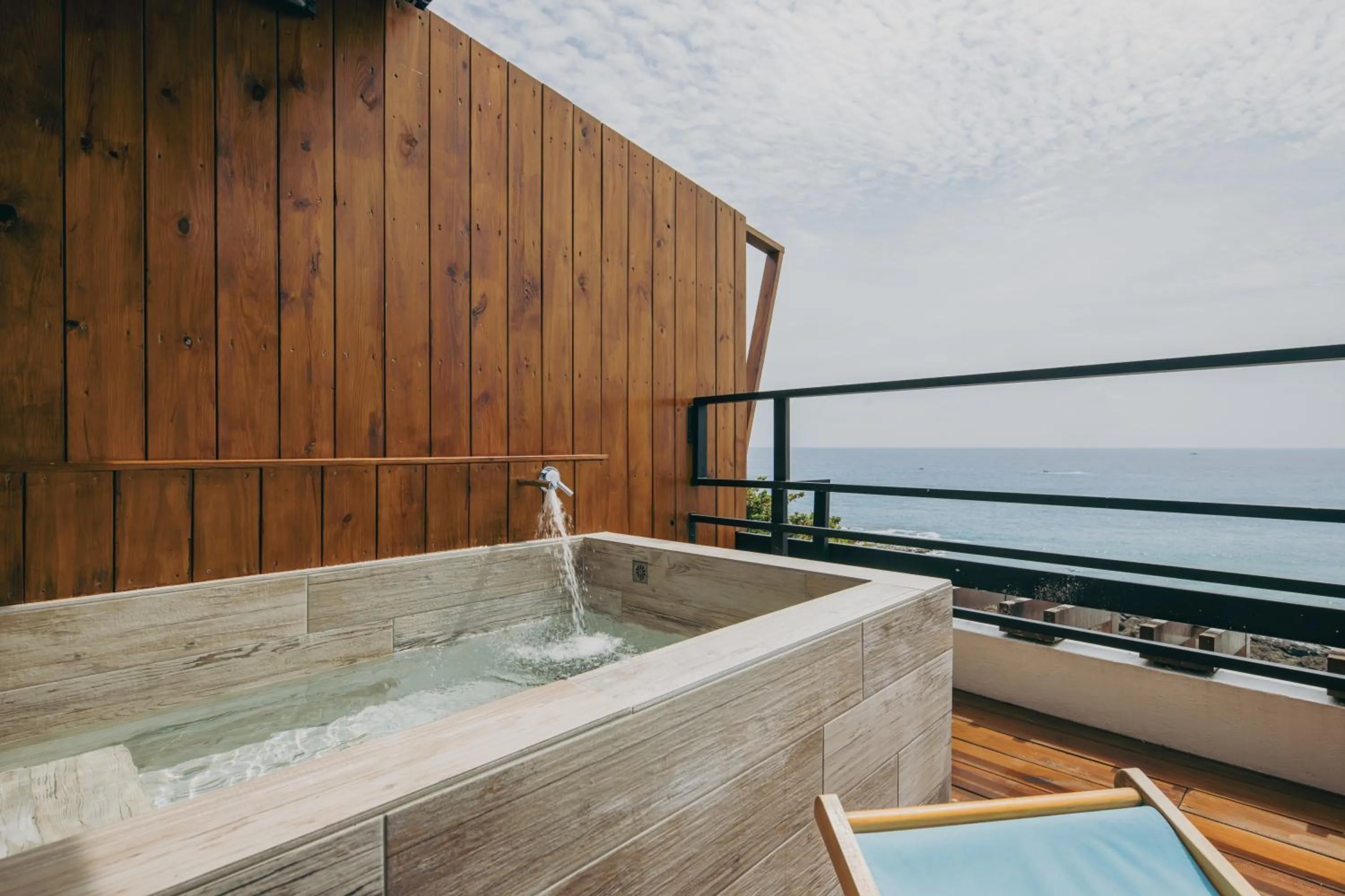 Chuanfanrock Haku Beach Days Inn