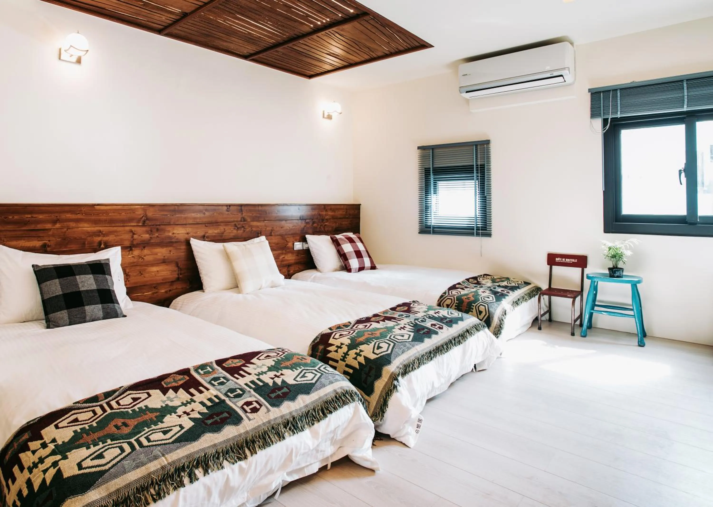 Quiet street view, Bed in Chuanfanrock Haku Beach Days Inn