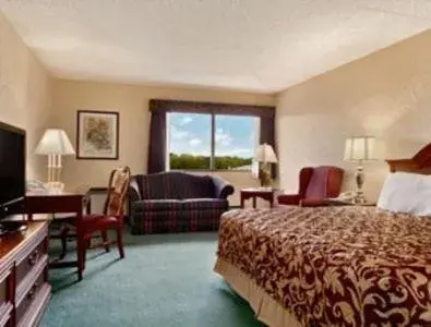 Bedroom in Ramada Plaza by Wyndham Hagerstown