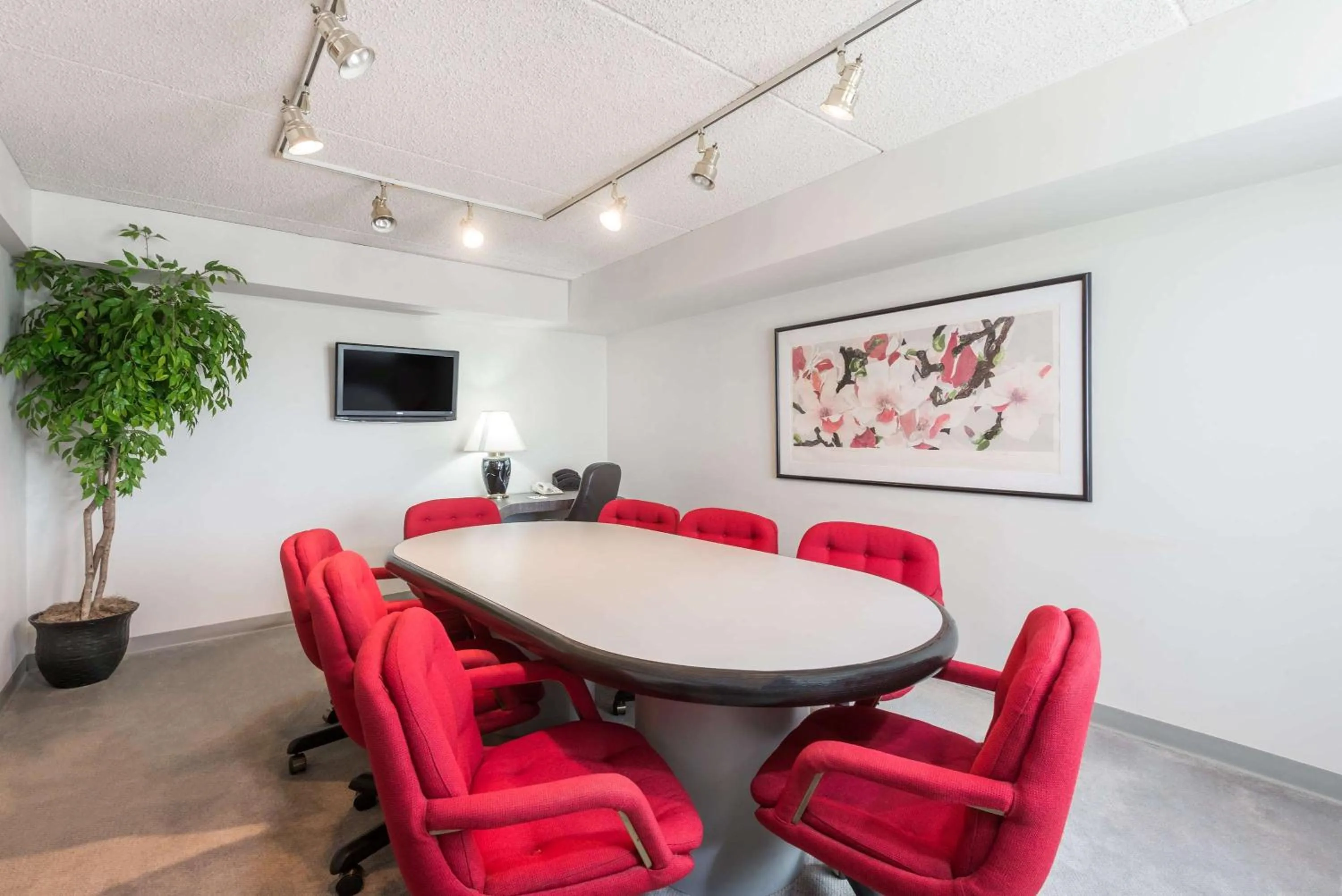 Photo of the whole room, Dining Area in Ramada Plaza by Wyndham Hagerstown
