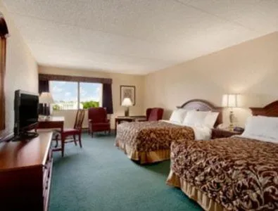 Bedroom in Ramada Plaza by Wyndham Hagerstown