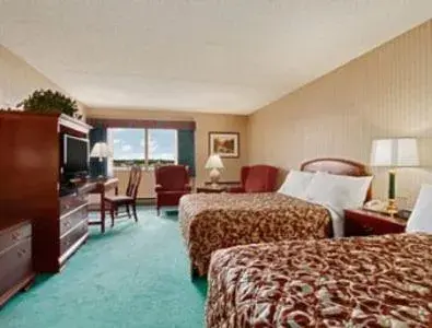 Bedroom in Ramada Plaza by Wyndham Hagerstown