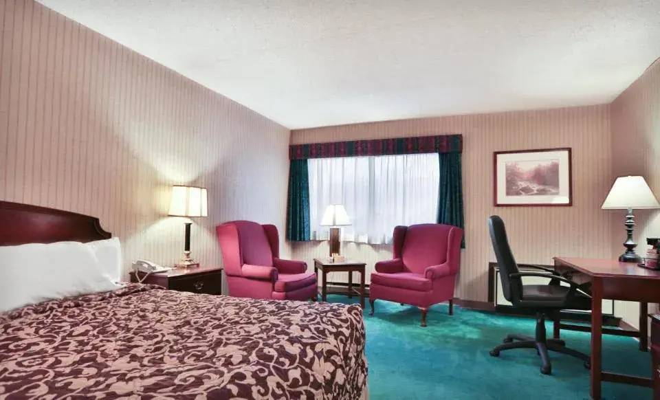 Bedroom in Ramada Plaza by Wyndham Hagerstown