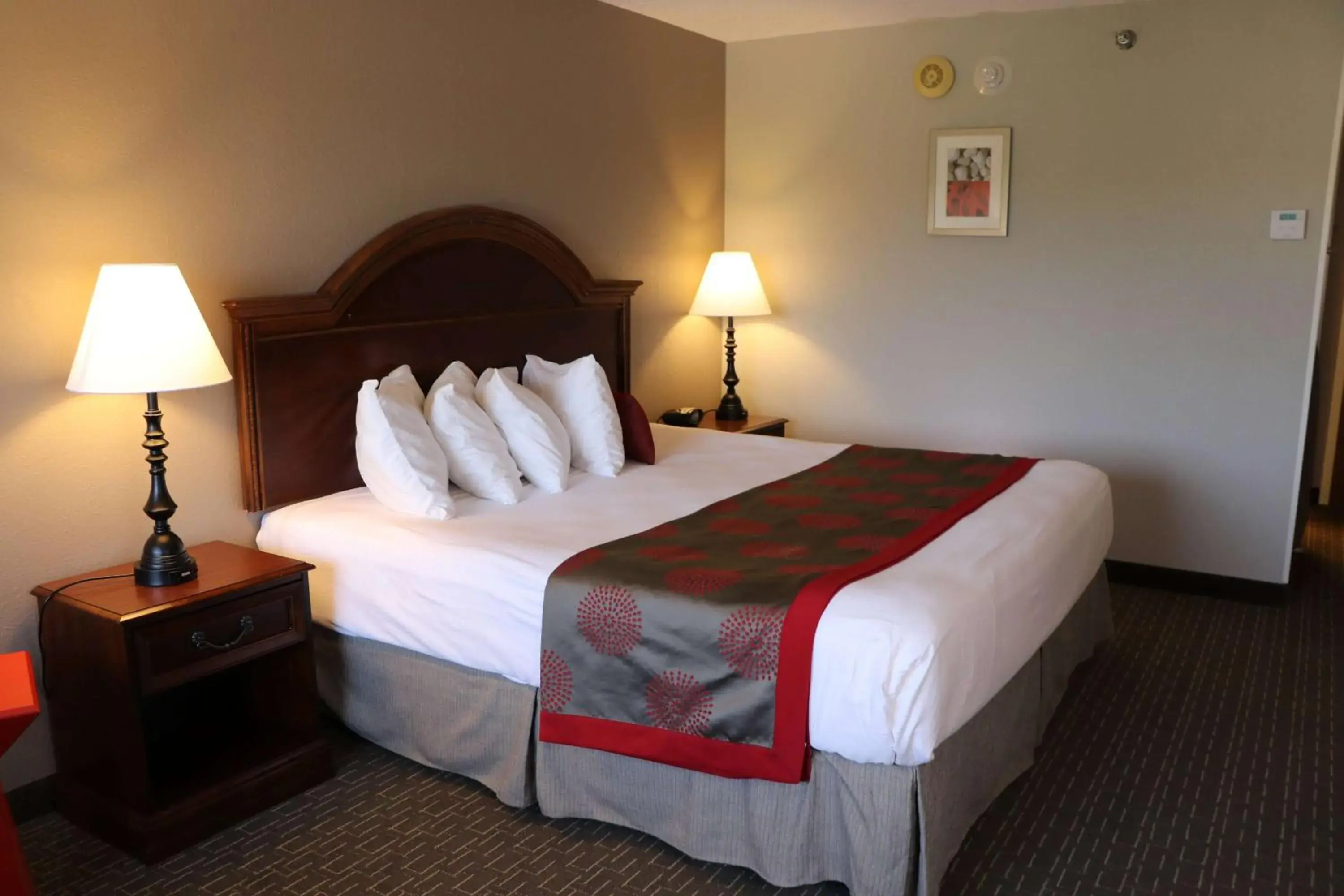 Photo of the whole room, Bed in Ramada Plaza by Wyndham Hagerstown