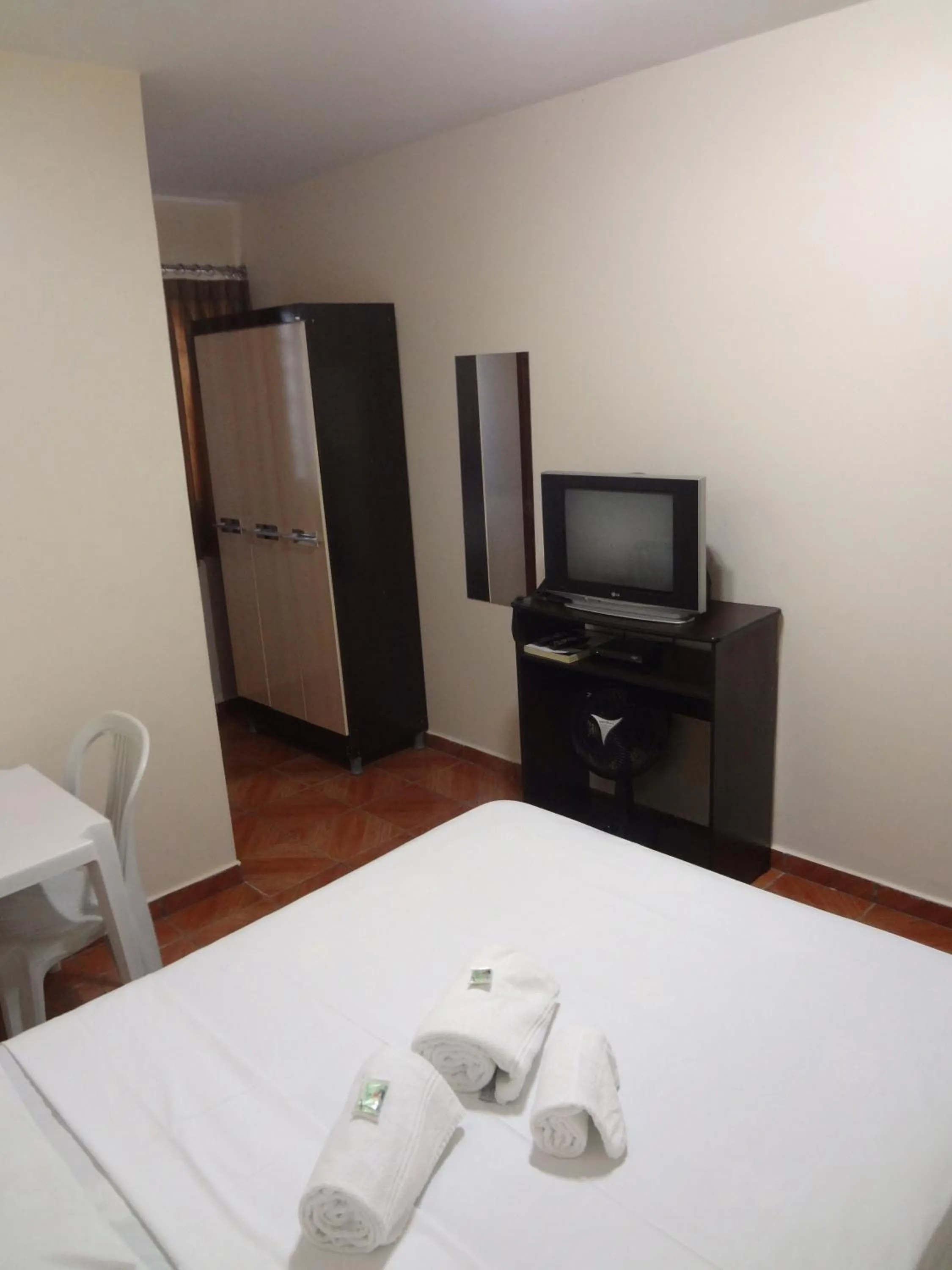 Photo of the whole room, Bed in Pinheiros Hotel
