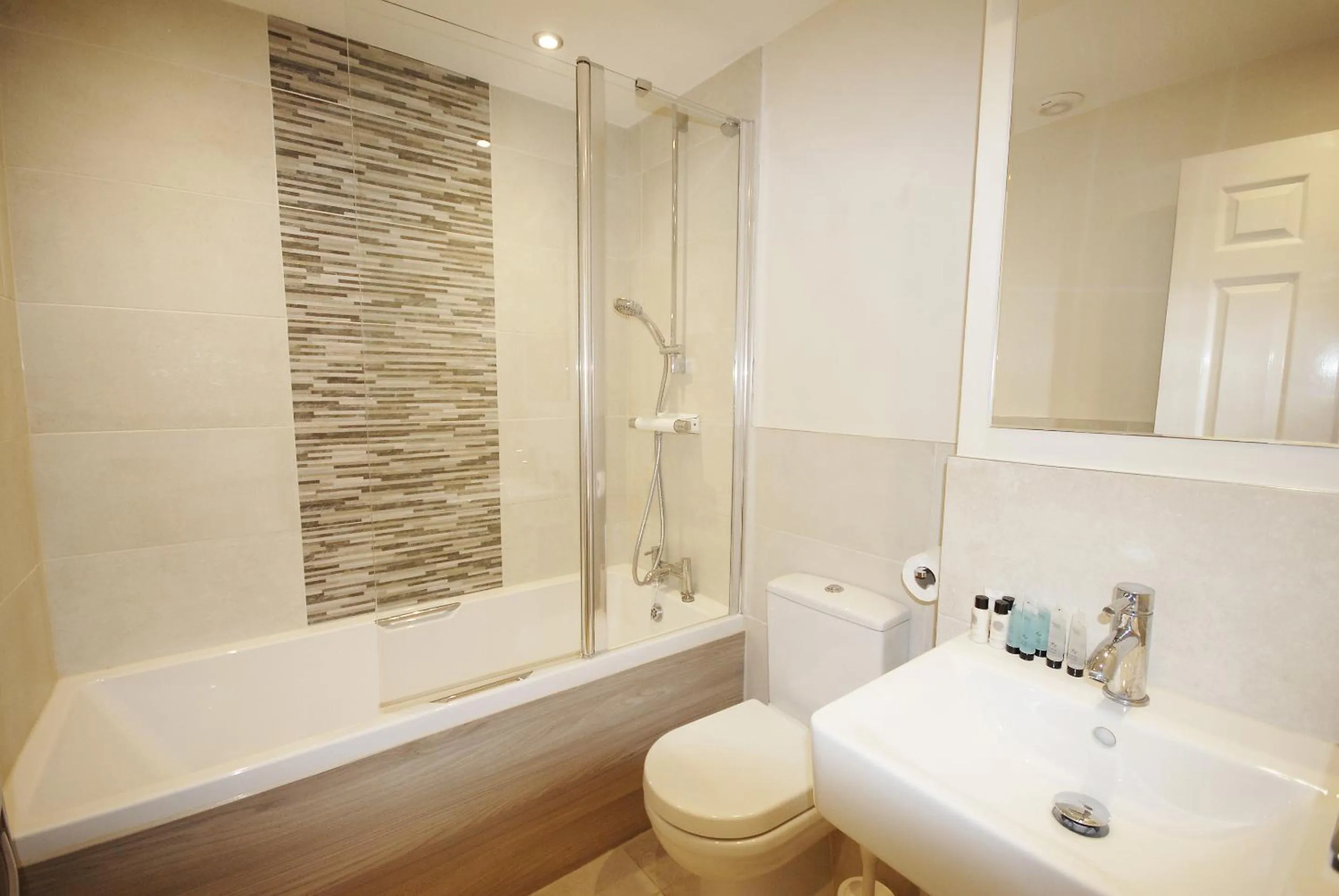 Shower in Marlborough House - Guest House