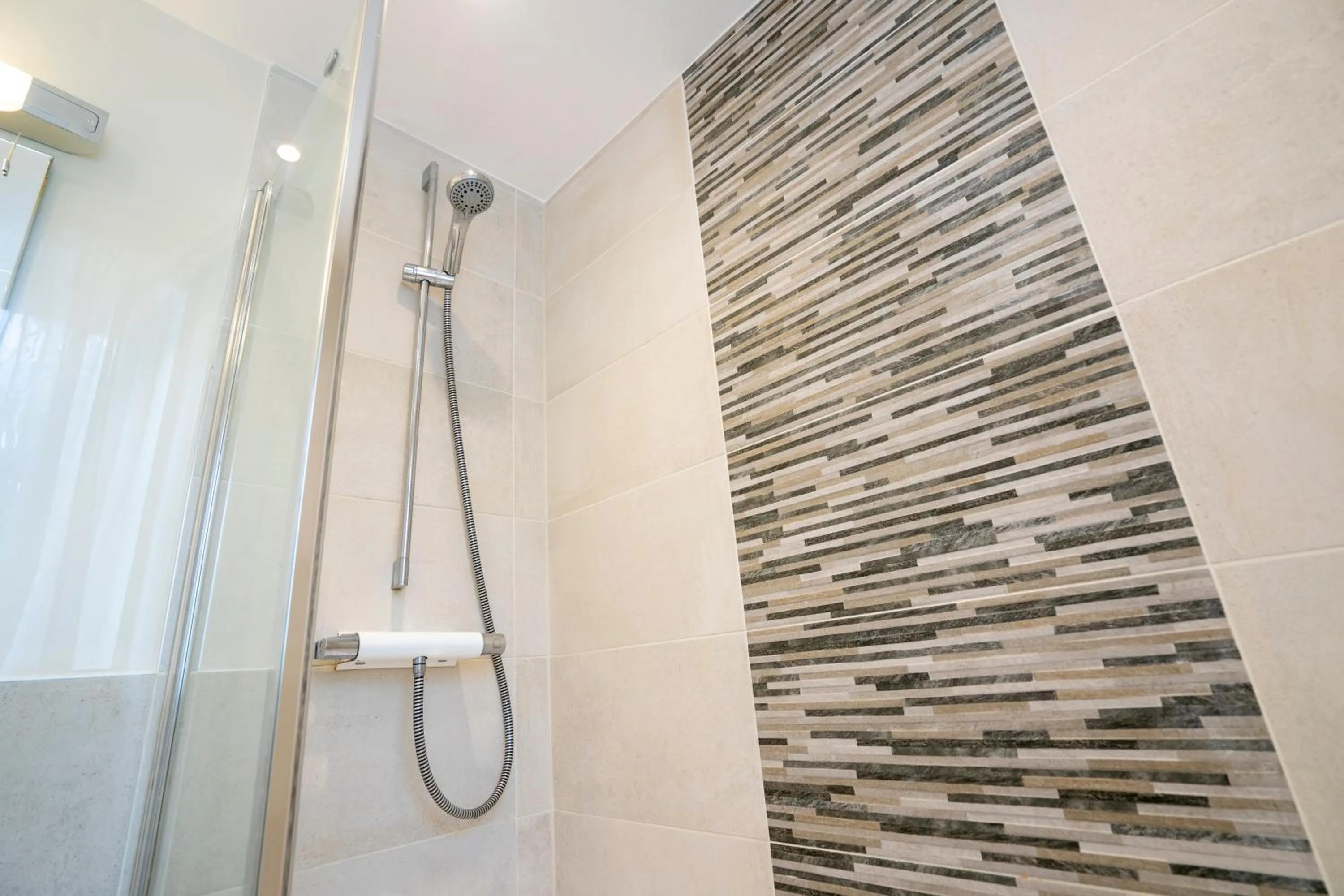 Shower in Marlborough House - Guest House