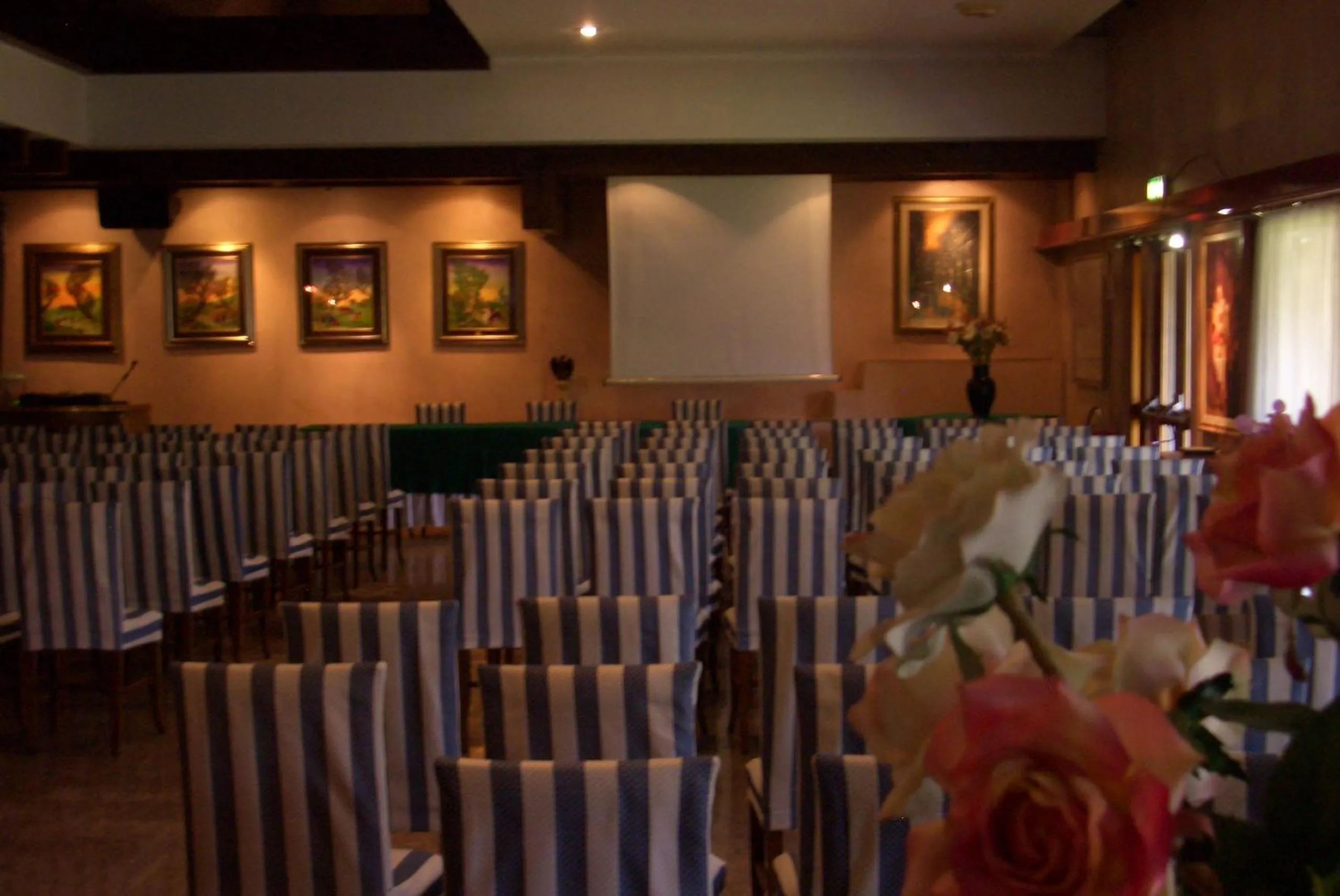 Communal lounge/ TV room in Hotel Posta 77