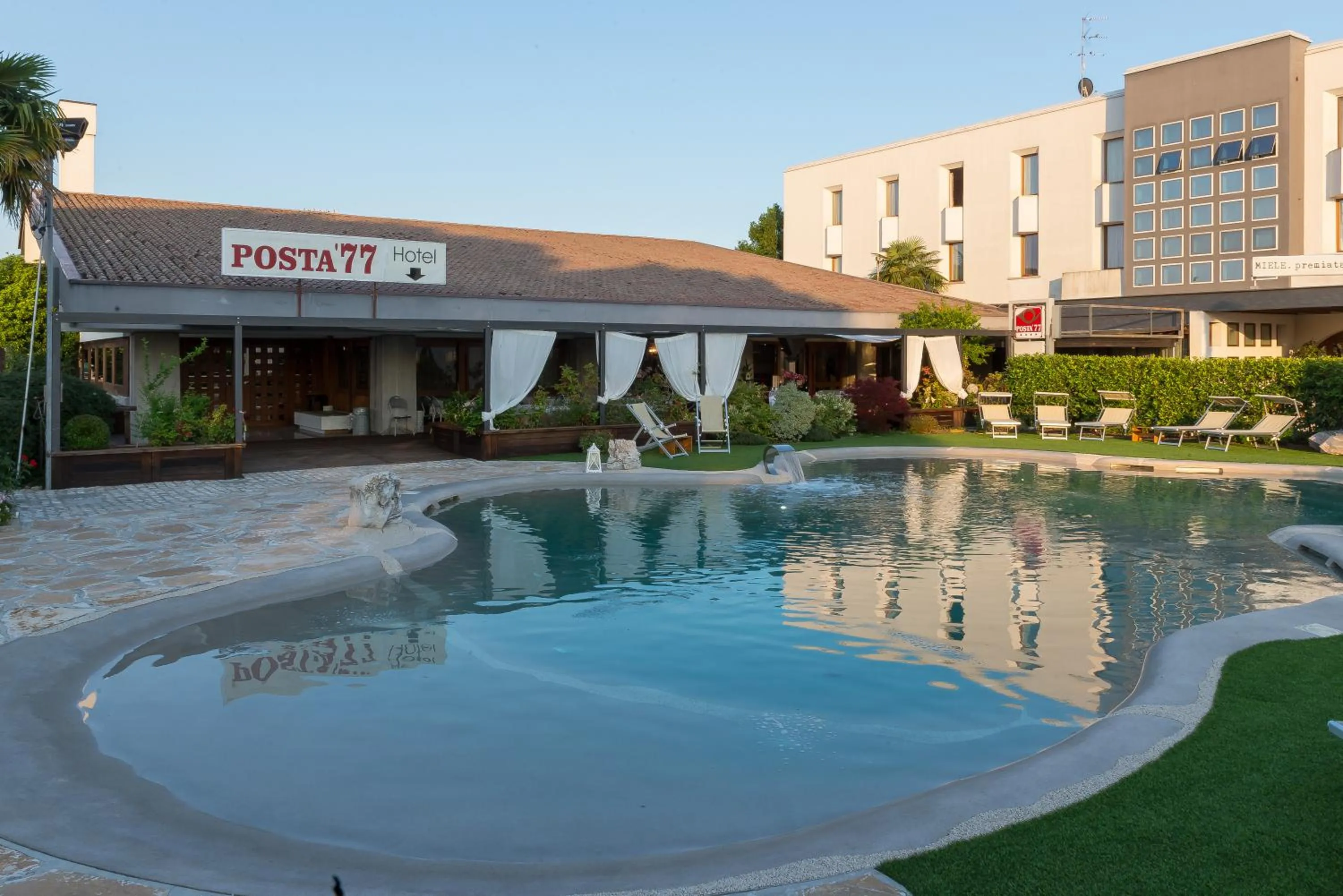 Facade/entrance in Hotel Posta 77