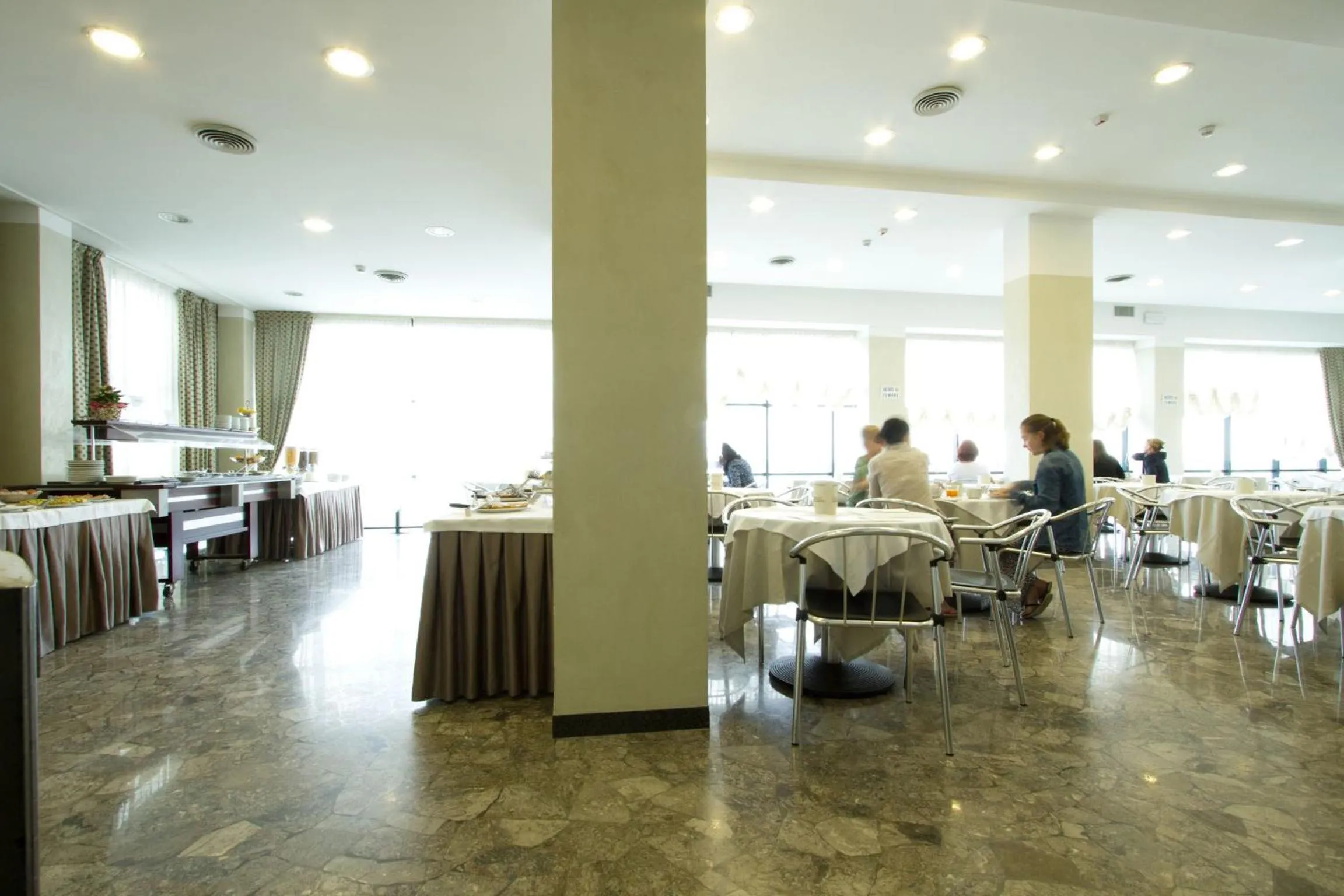 Communal lounge/ TV room in Hotel Nord Est
