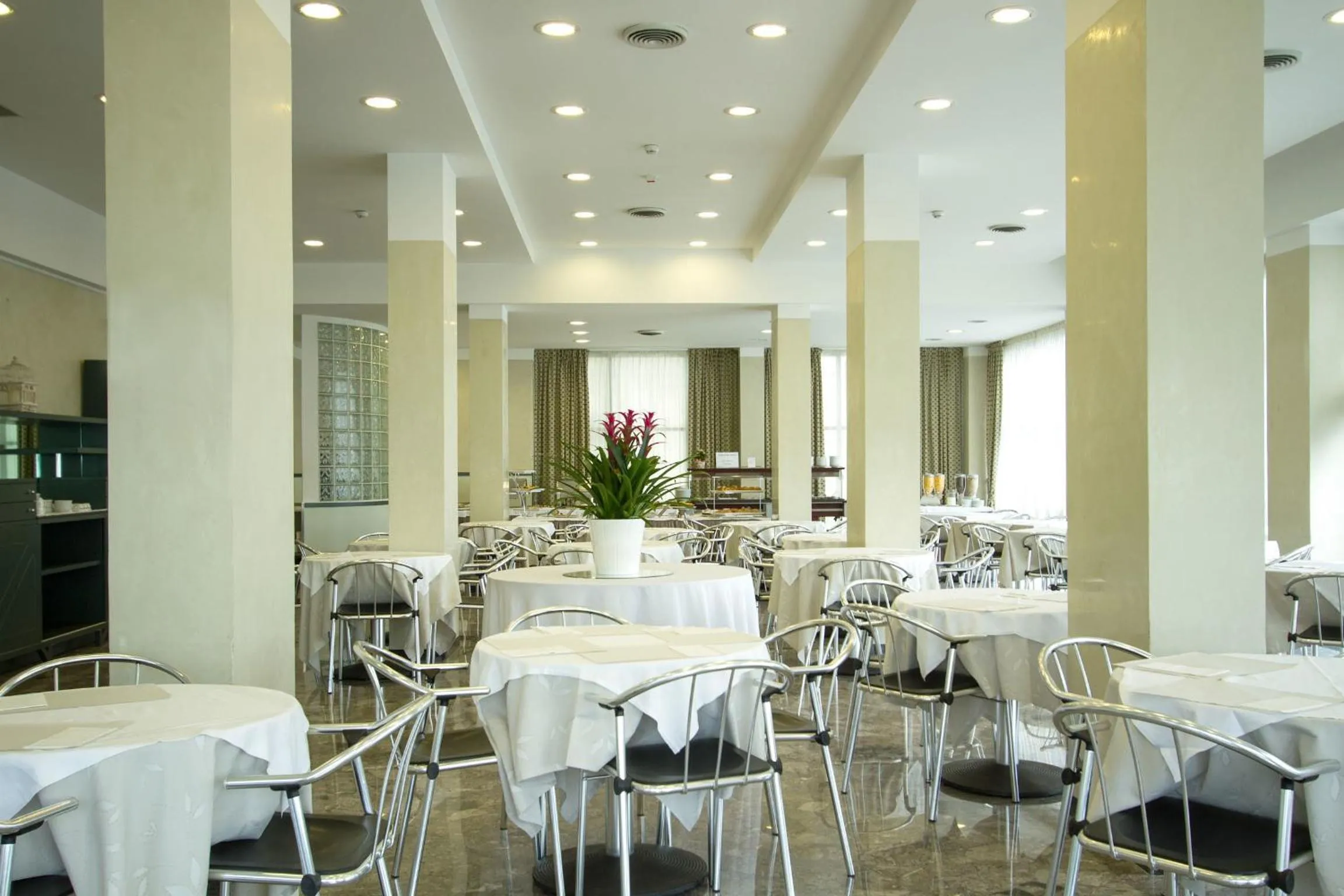 Communal lounge/ TV room in Hotel Nord Est