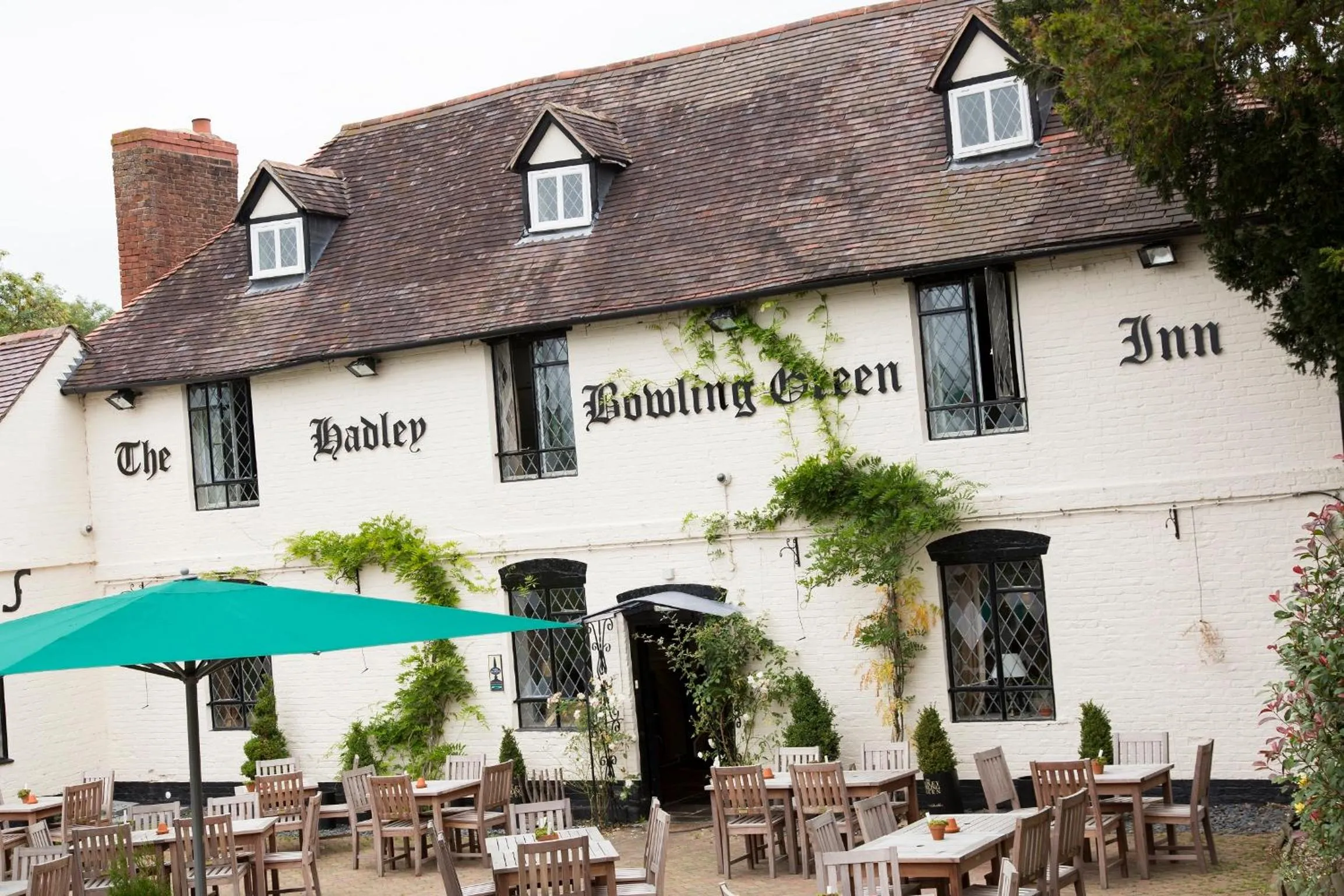 Facade/entrance in Hadley Bowling Green Inn