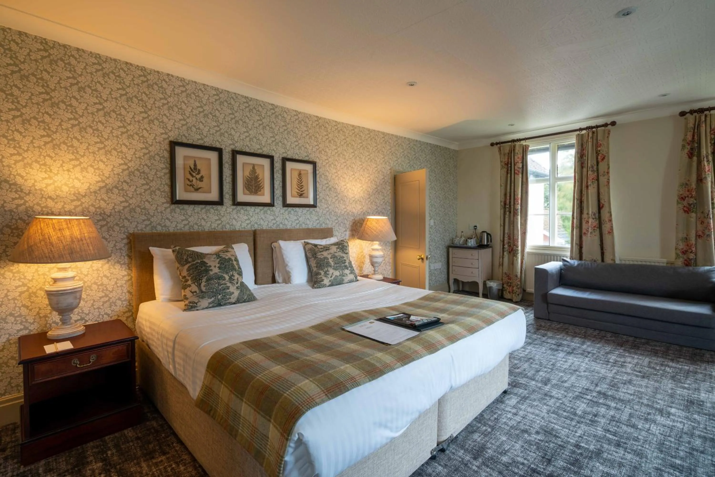 Bed in Hadley Bowling Green Inn