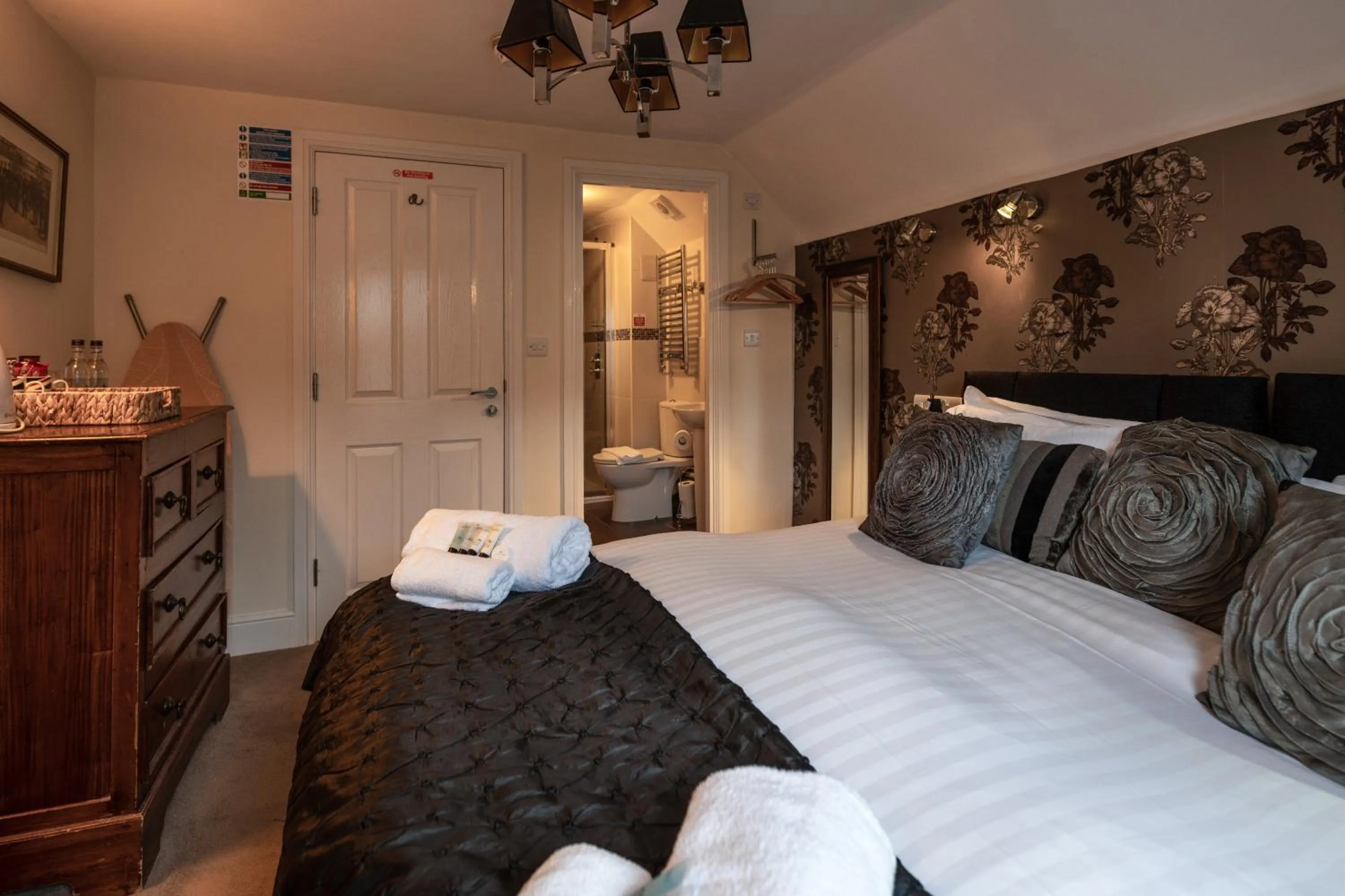 Bathroom, Bed in The Union Inn