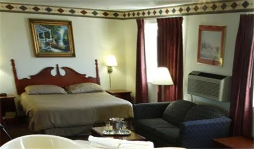 Photo of the whole room, Bed in Super 8 by Wyndham Columbia