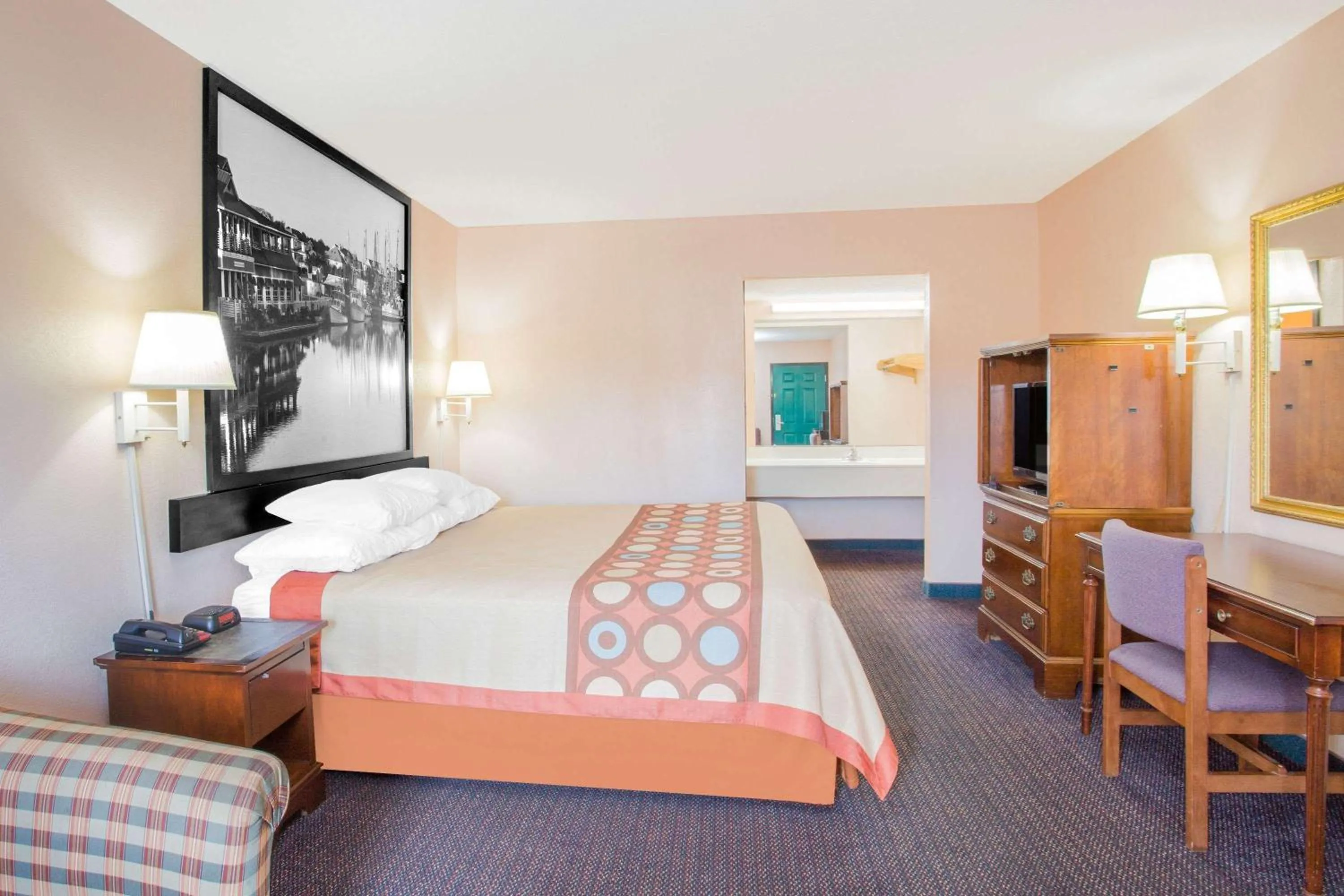 Photo of the whole room, Bed in Super 8 by Wyndham Columbia