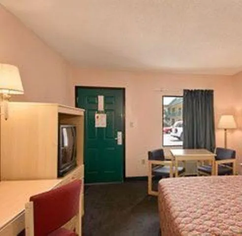 Decorative detail in Super 8 by Wyndham Columbia