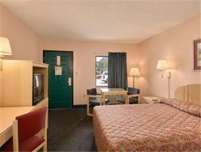 Photo of the whole room, Bed in Super 8 by Wyndham Columbia
