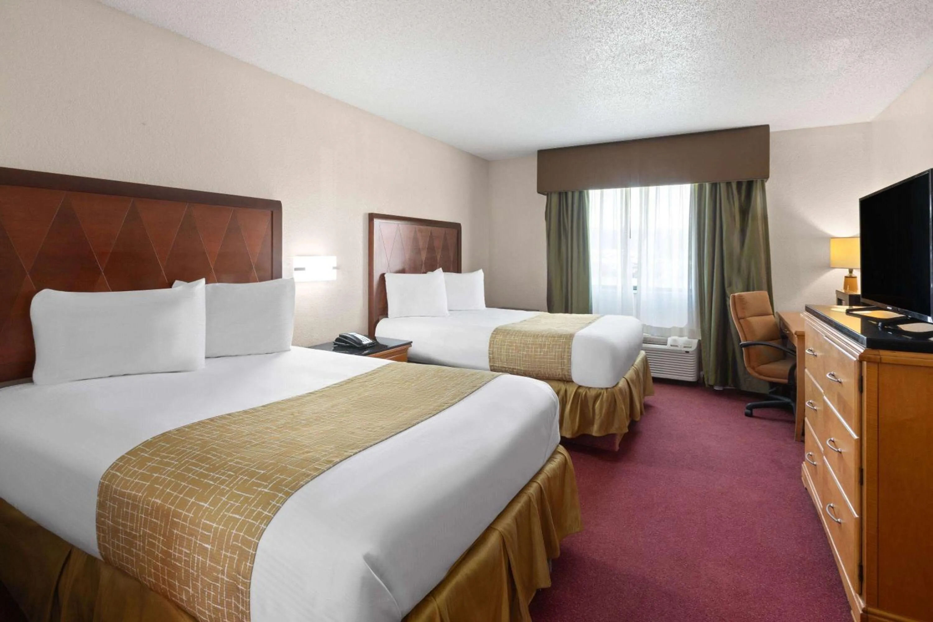 Photo of the whole room, Bed in Travelodge by Wyndham Redwood Falls