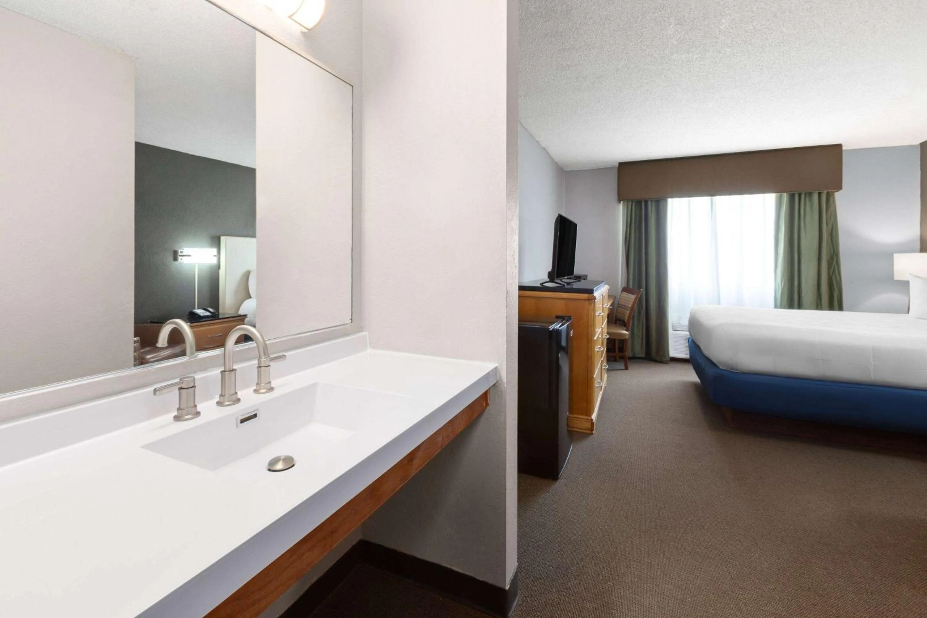 Photo of the whole room, Bed in Travelodge by Wyndham Redwood Falls