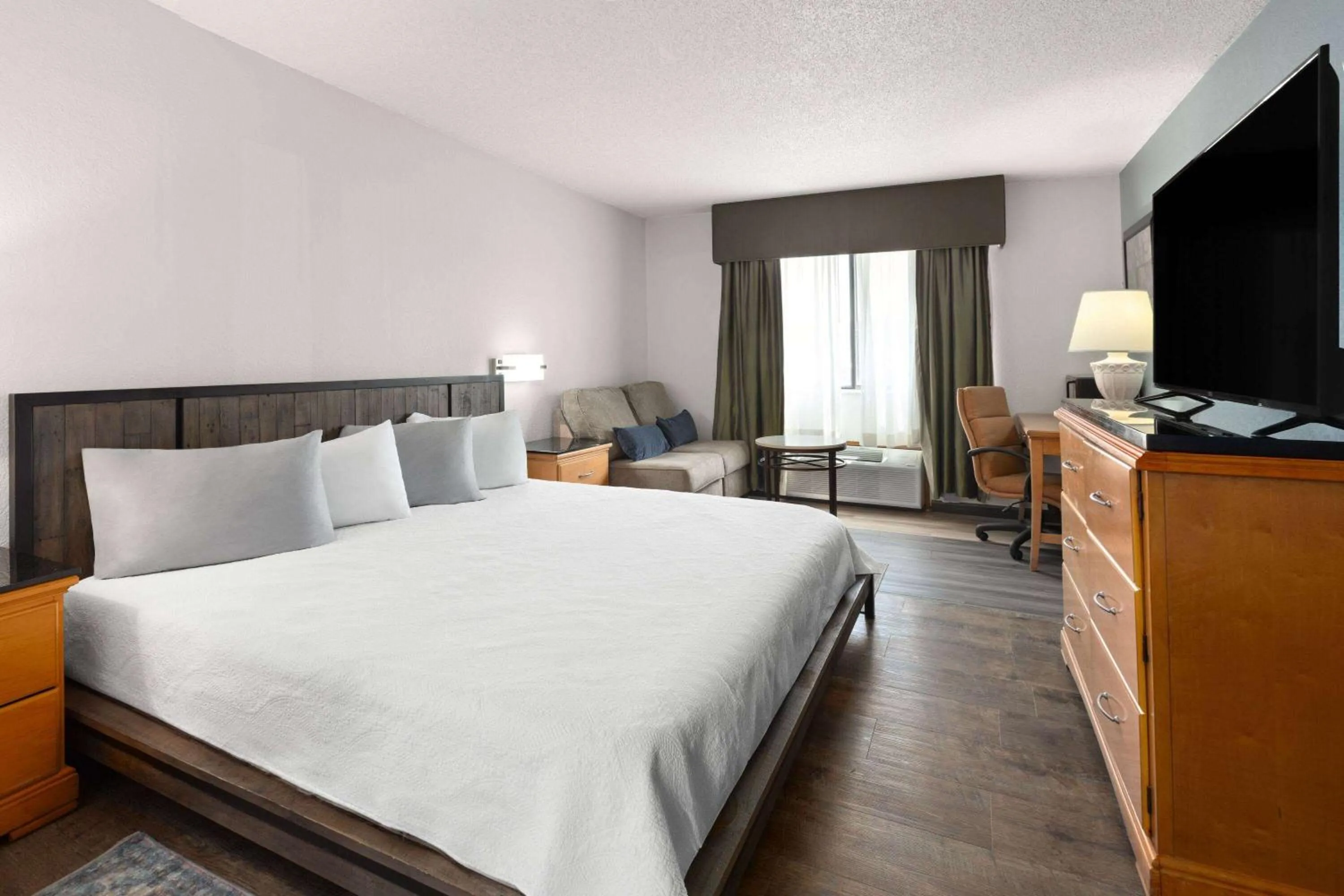 Photo of the whole room, Bed in Travelodge by Wyndham Redwood Falls