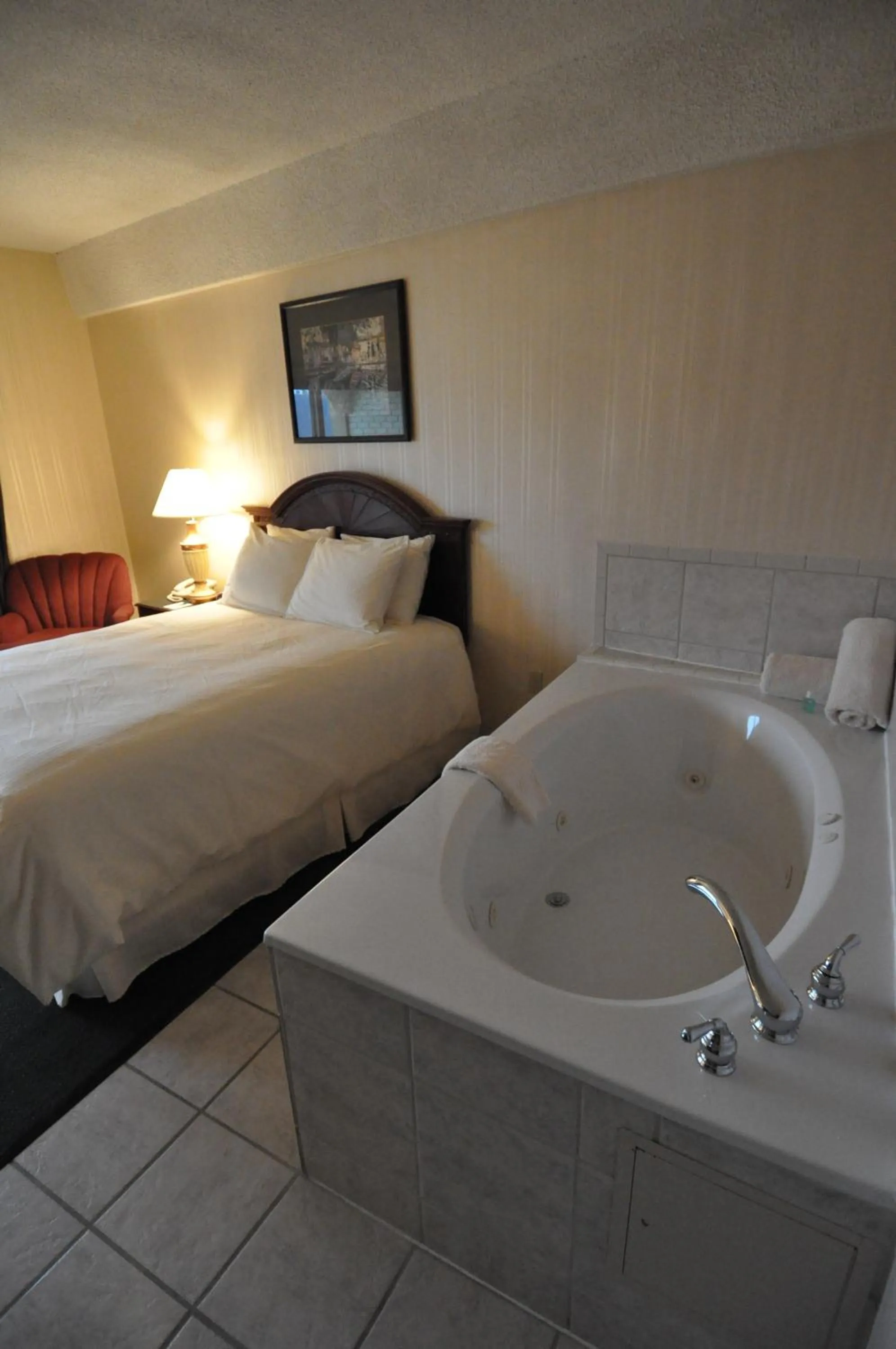 Bedroom, Bed in Hillside Inn