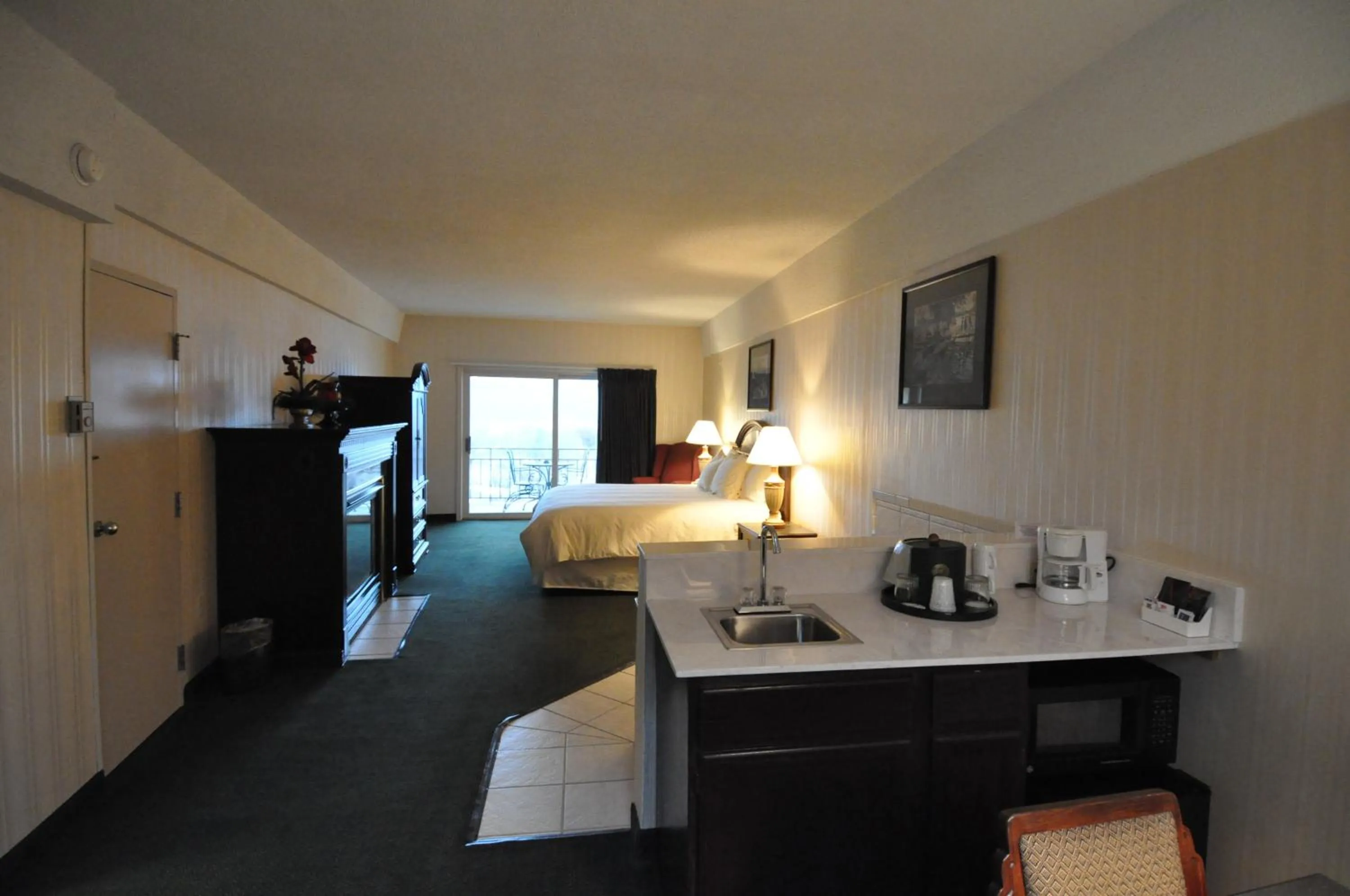 Photo of the whole room, Bed in Hillside Inn