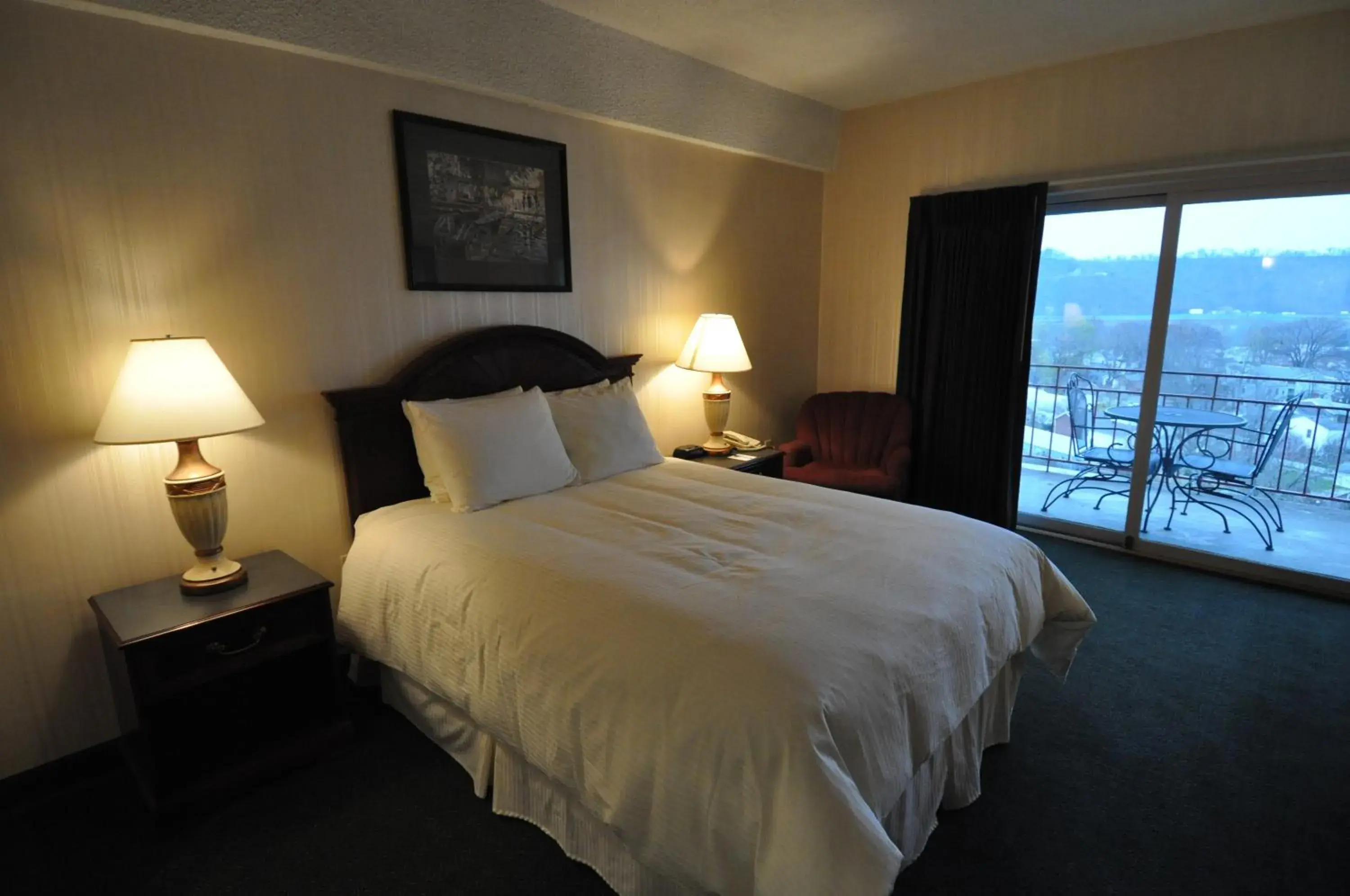 Queen Room in Hillside Inn Queen Room in Hillside Inn