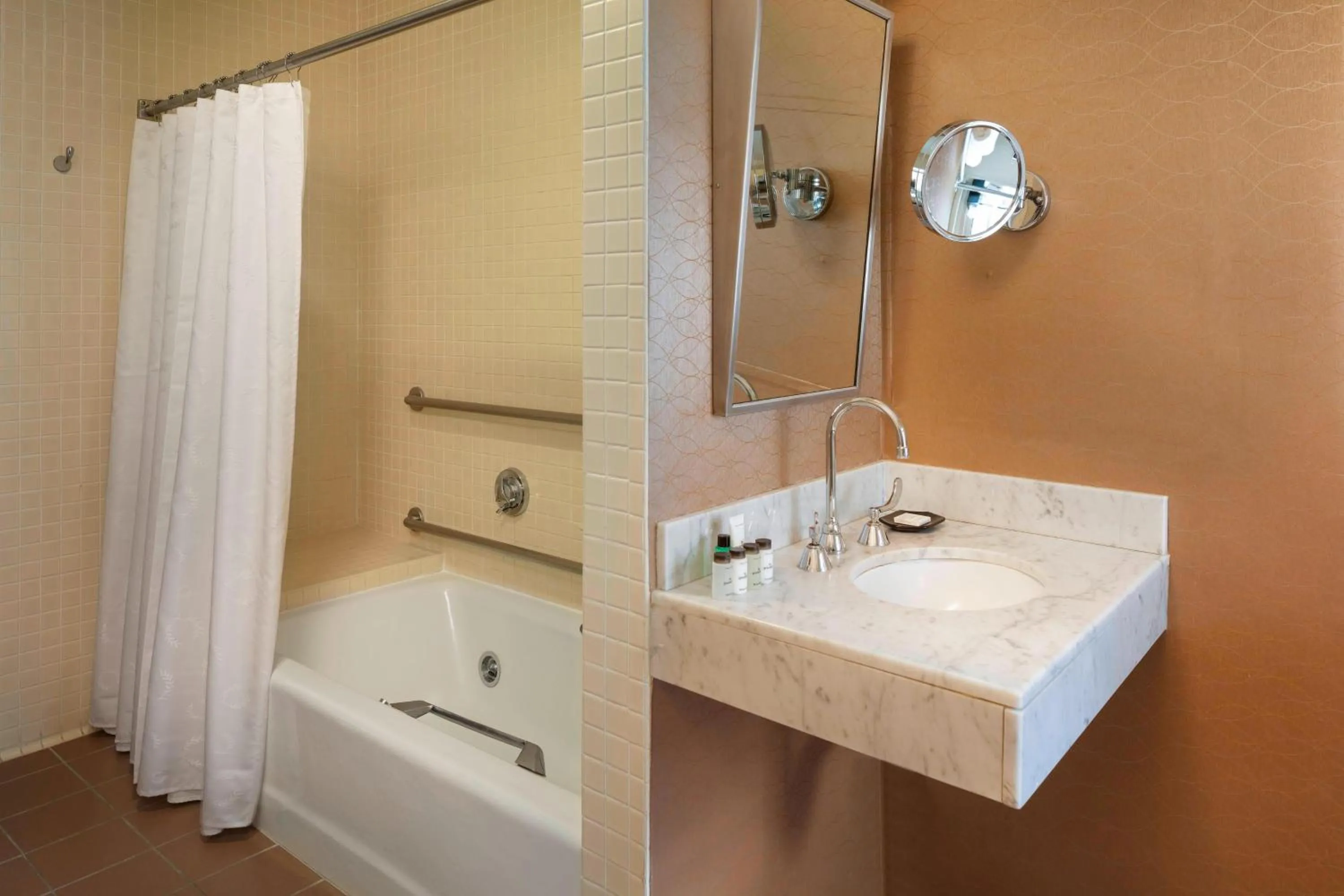 Bathroom in Sheraton Commander Hotel