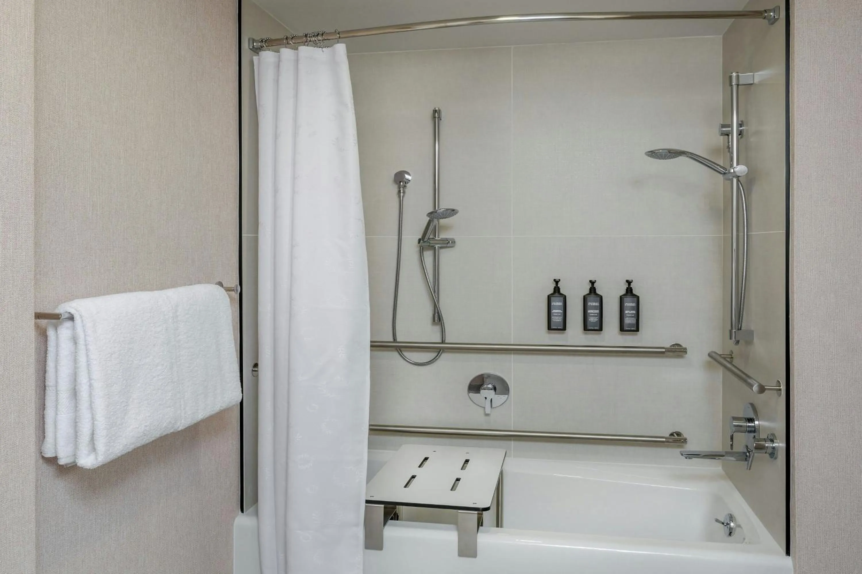 Bathroom in Sheraton Commander Hotel