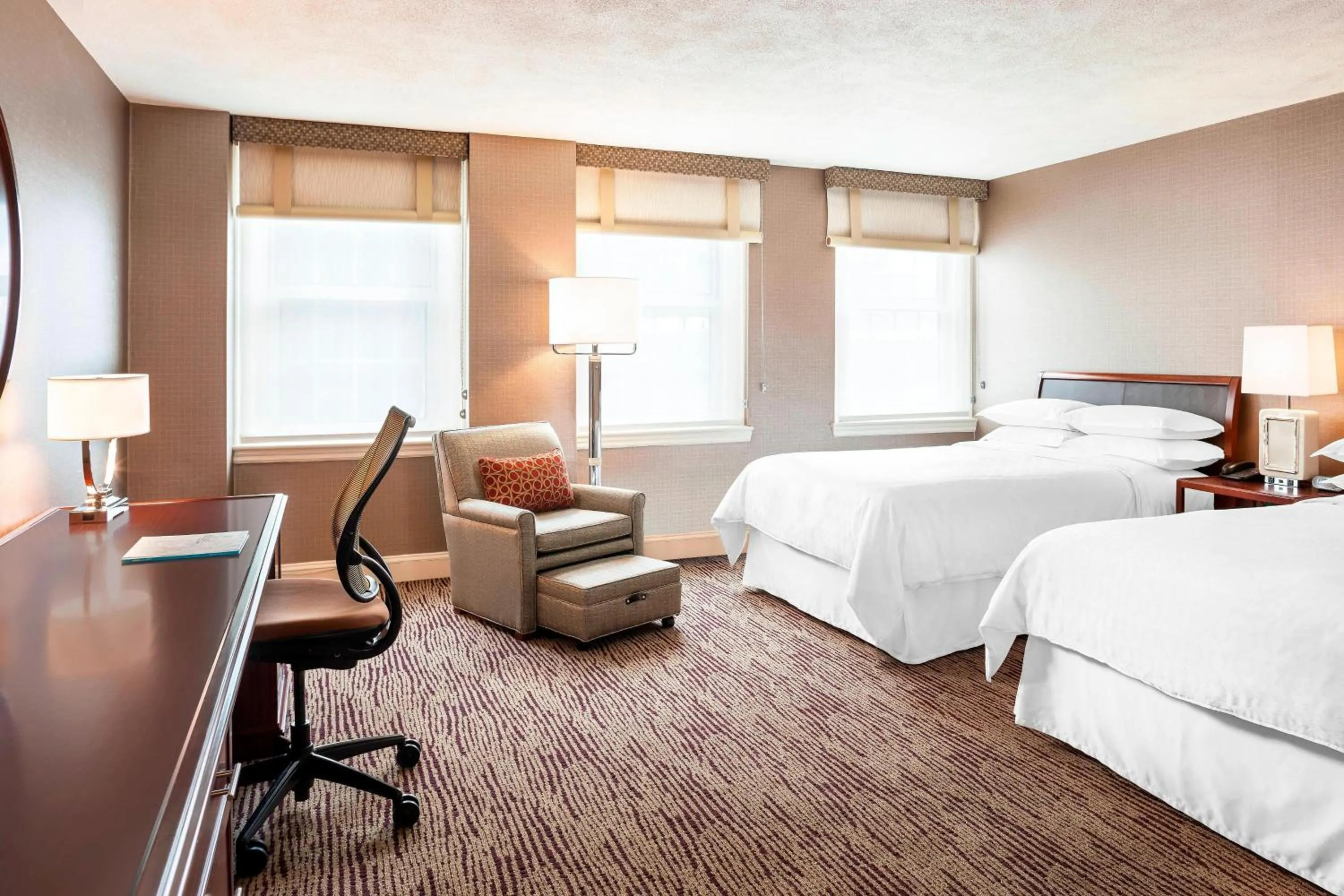 Photo of the whole room, Bed in Sheraton Commander Hotel