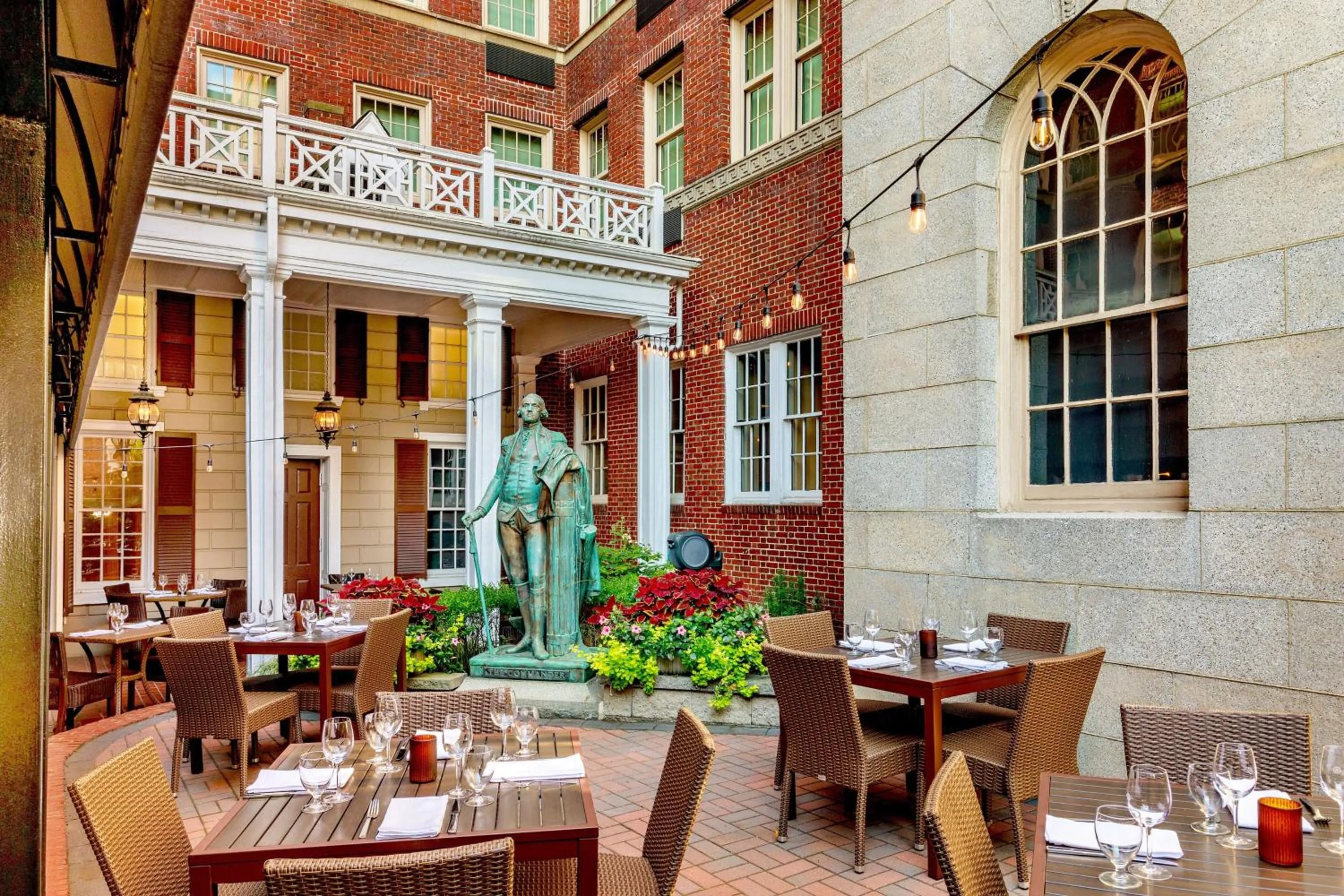 Lounge or bar in Sheraton Commander Hotel