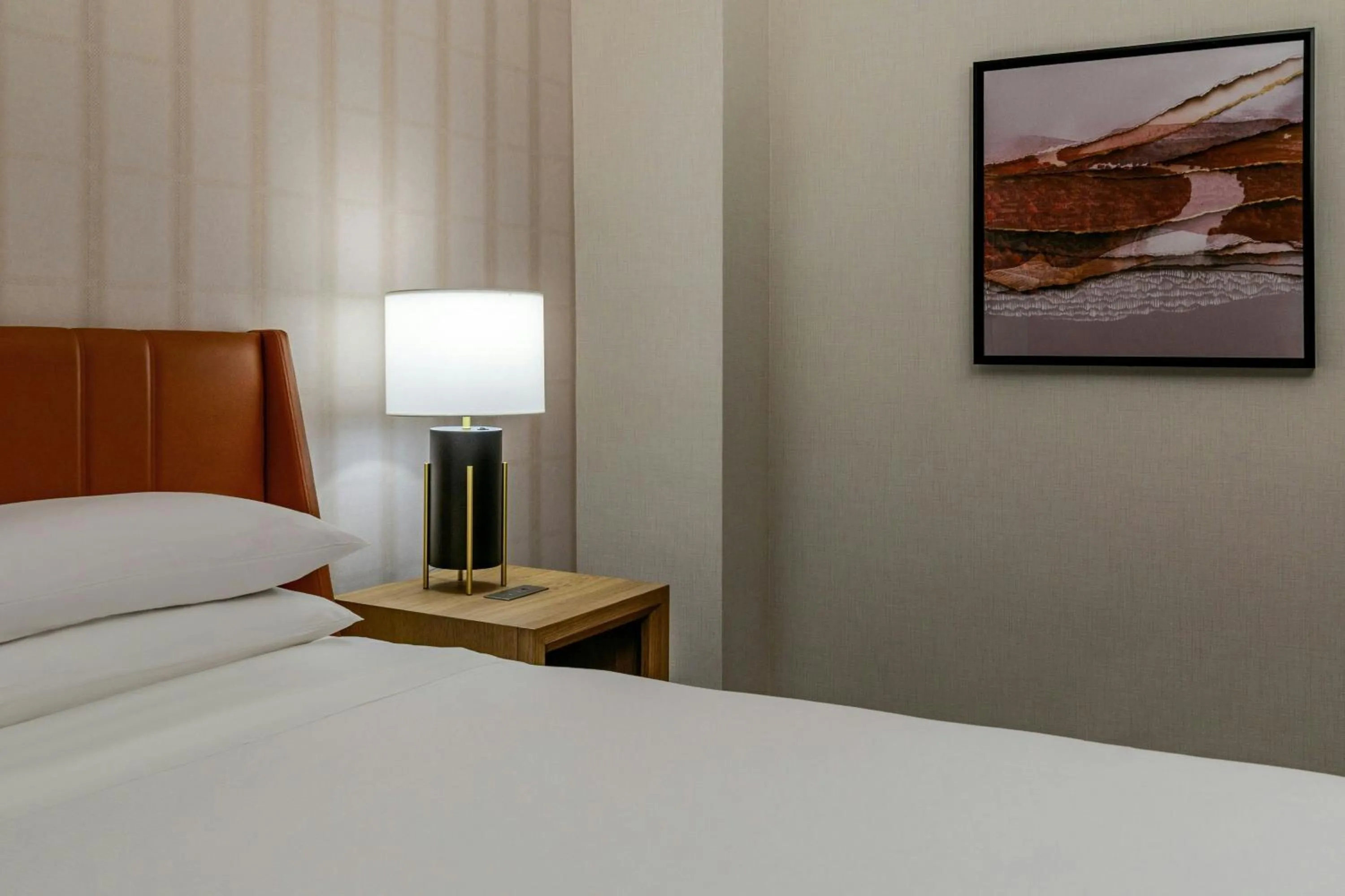 Photo of the whole room, Bed in Sheraton Commander Hotel