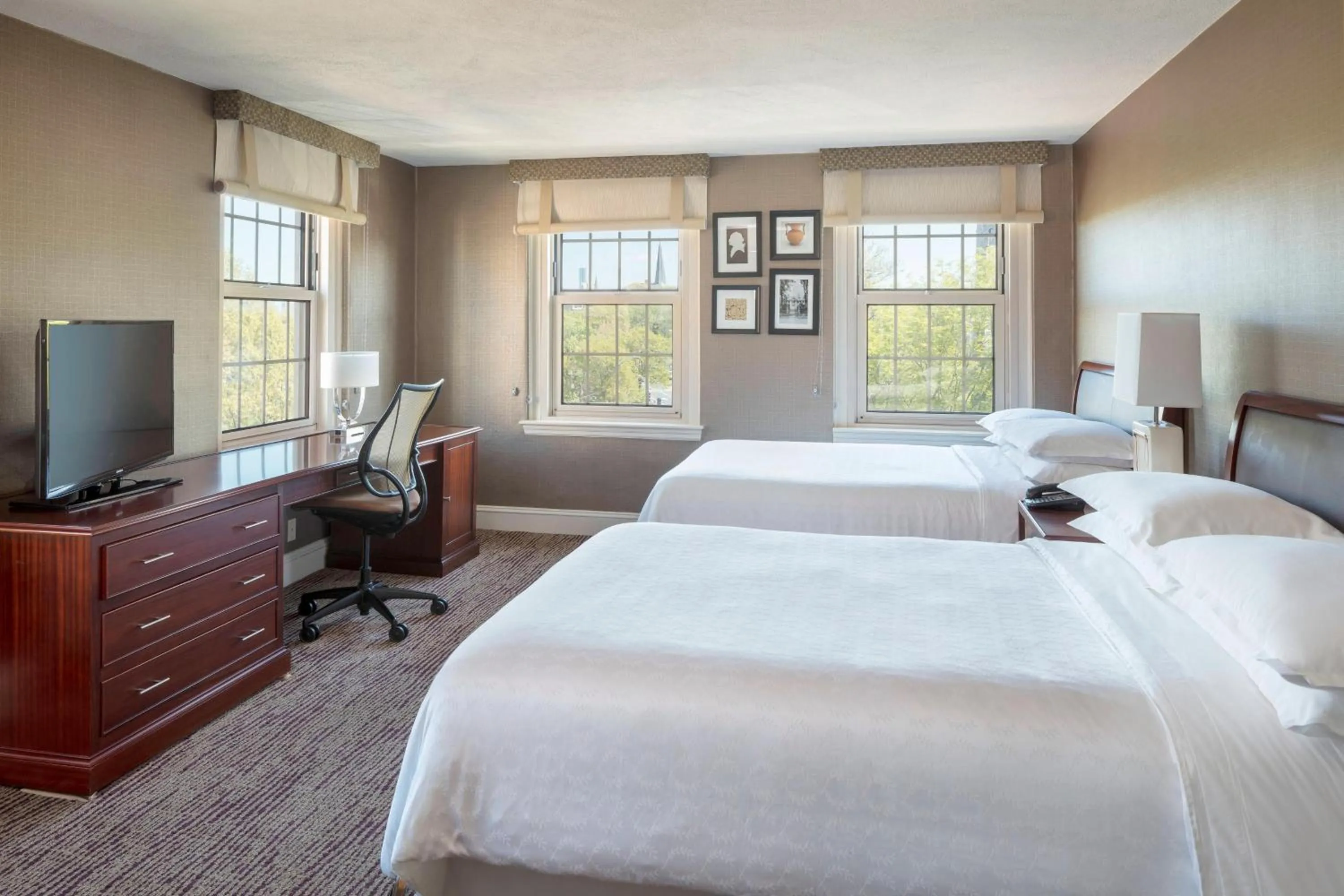 Bedroom, Bed in Sheraton Commander Hotel
