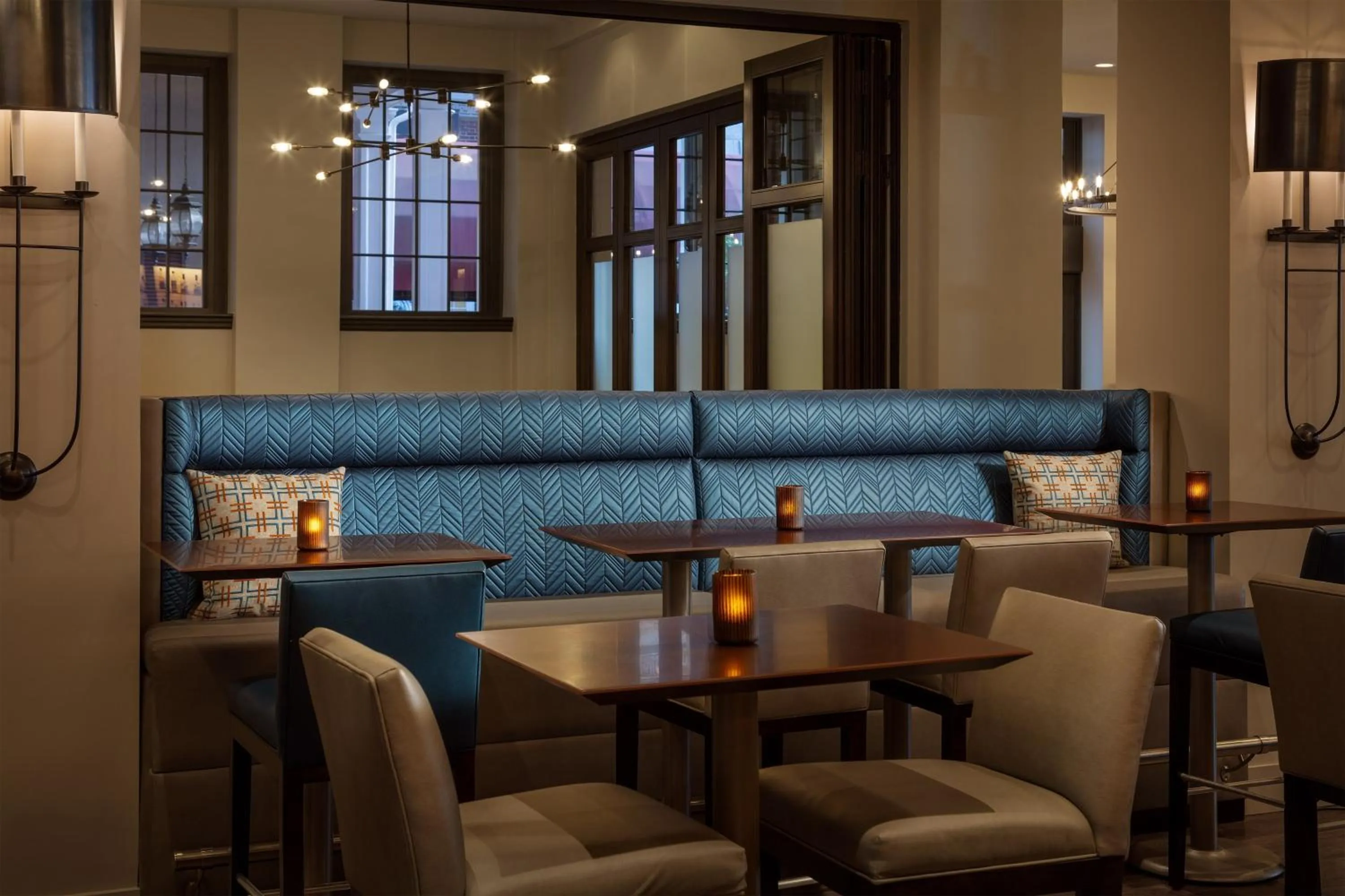 Lounge or bar in Sheraton Commander Hotel