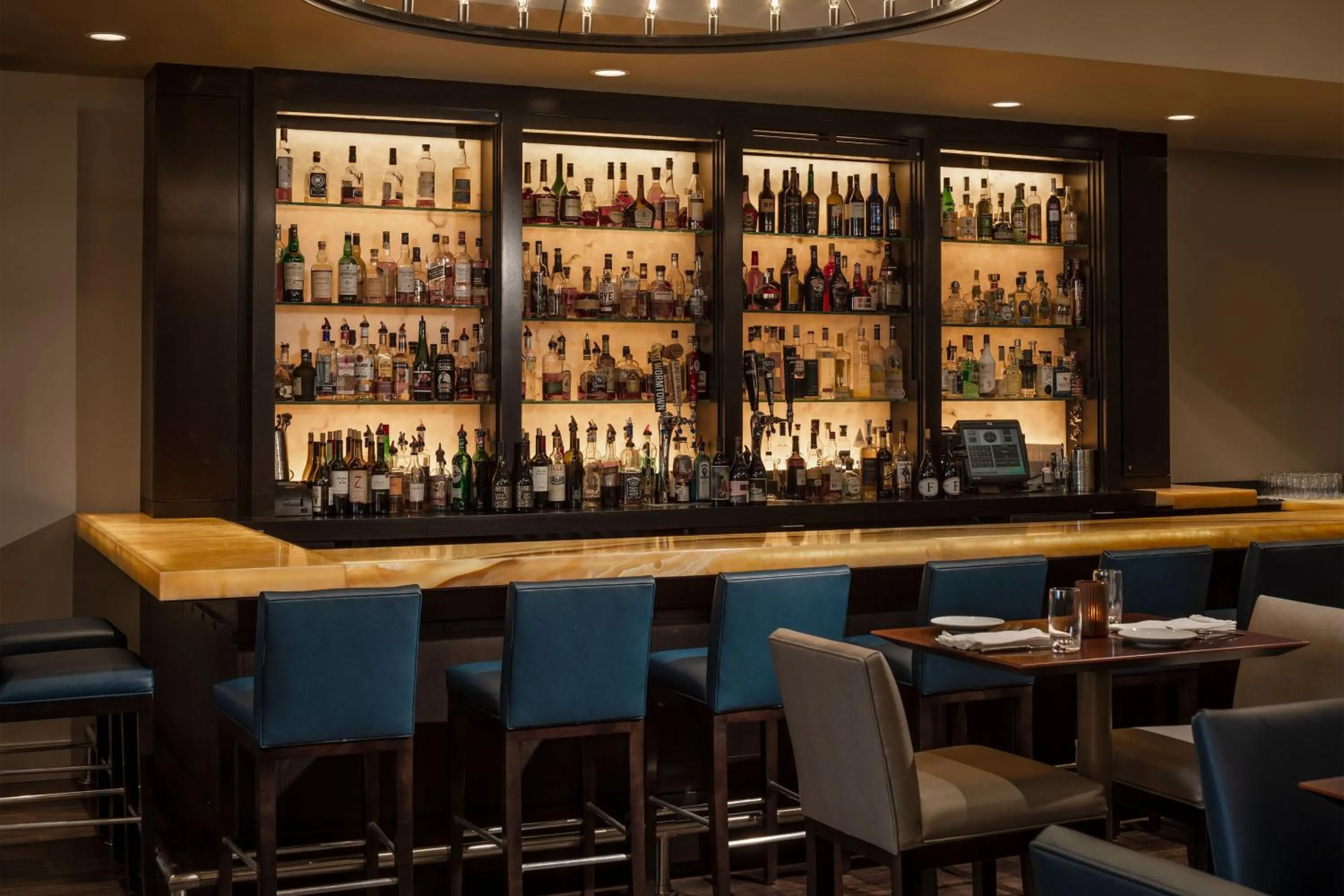 Lounge or bar in Sheraton Commander Hotel