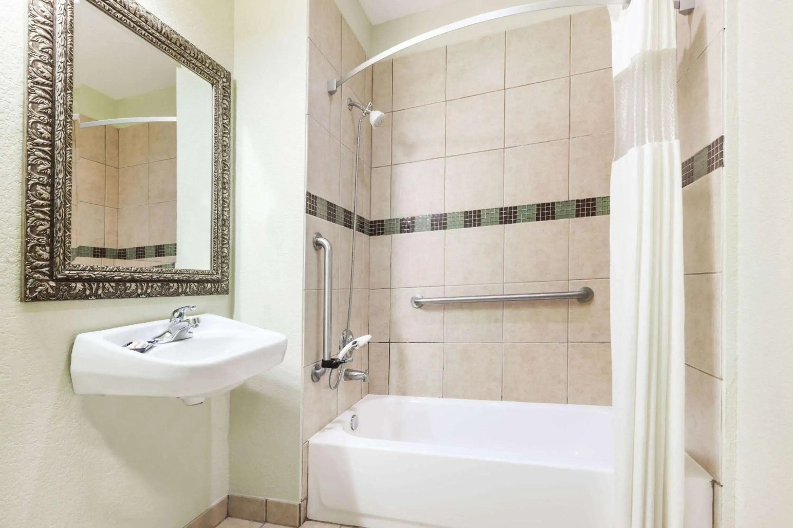 Photo of the whole room in Baymont by Wyndham Tyler Photo of the whole room in Baymont by Wyndham Tyler