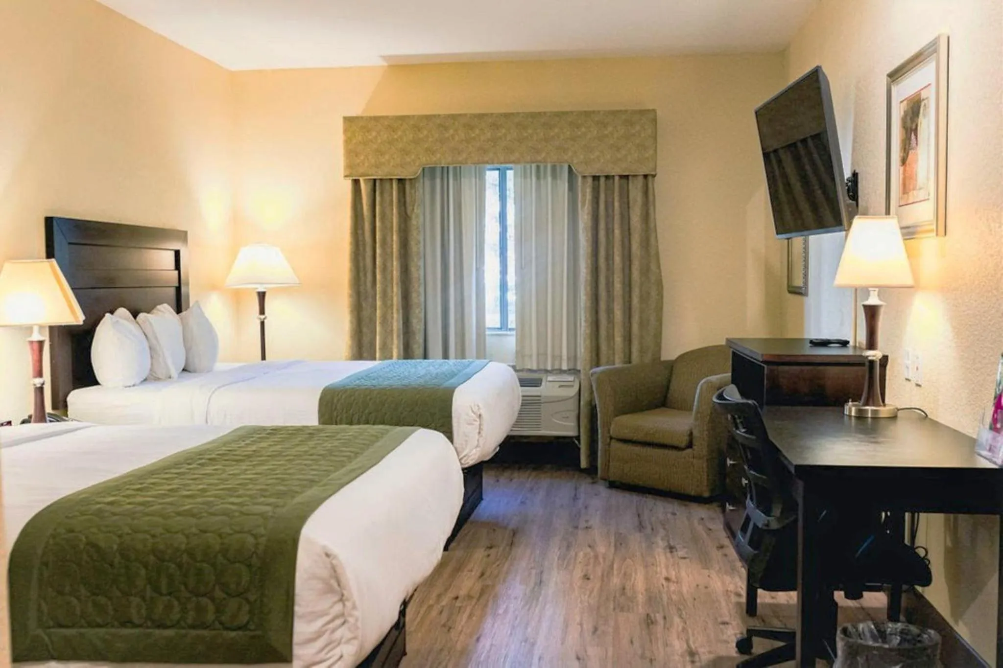 Photo of the whole room, Bed in Grander Inn & Suites by IHG